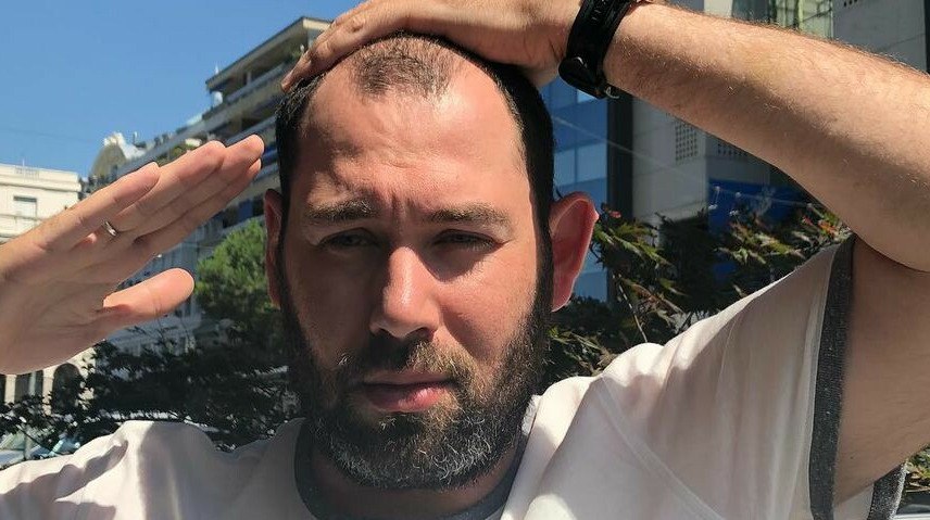 Прокуратура Москвы требует возбудить дело против Семена Слепакова Комику Семену Слепакову грозит уголовное дело за отсутствие маркировки иноагента с таким требованием выступила московская прокуратура передает ArbatMedia Слепаков получил статус иноагента в апреле 2023 года С тех пор он обязан отмечать все свои публикации соответствующей маркировкой однако по мнению прокуратуры это требование не выполняется Юморист покинул Россию после февраля 2022 года Тогда он обратился к президенту Владимиру Путину с призывом найти другой выход из этой чудовищной ситуации имея в виду военные действия в Украине В настоящее время Слепаков проживает за рубежом и продолжает творческую деятельность Прислать новость