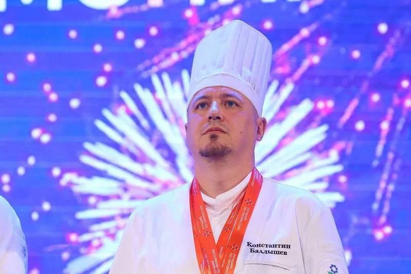 Повар из Череповца стал лучшим по профессии в России Константин Балдышев, шеф-повар корпоративного кафе компании "ФосАгро", выиграл федеральный конкурс "Лучший по профессии" в своей номинации.