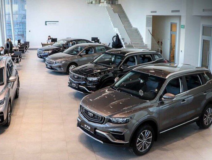Belgee в России растет и держит цены Мы уже писали про белорусский гамбит Geely при поддержке Баци со ссылкой на юльсике данные А тут подкатила стата за август Спрос на маскировочные Geely вырос на 19 7 к I кварталу 2025 По моделям X50 аналог Geely Coolray 24 X70 аналог Geely Atlas Pro 9 4 Цены на новые авто не изменились X50 от 2 69 млн X70 от 3 12 млн Вторичный рынок тоже оживился Общий спрос на подержанные Belgee вырос на 46 3 X70 95 4 X50 46 При этом цены слегка просели 2 5 Завод Belgee завершил модернизацию роботов стало 43 было 10 производство выросло с 15 до 30 машин в час Неделей ранее Belgee впервые вошла в топ 5 самых популярных марок в России Belgee авторынок новости Беларусь X50 X70 Рассматривали Belgee как вариант для покупки Делитесь в комментах Да Нет