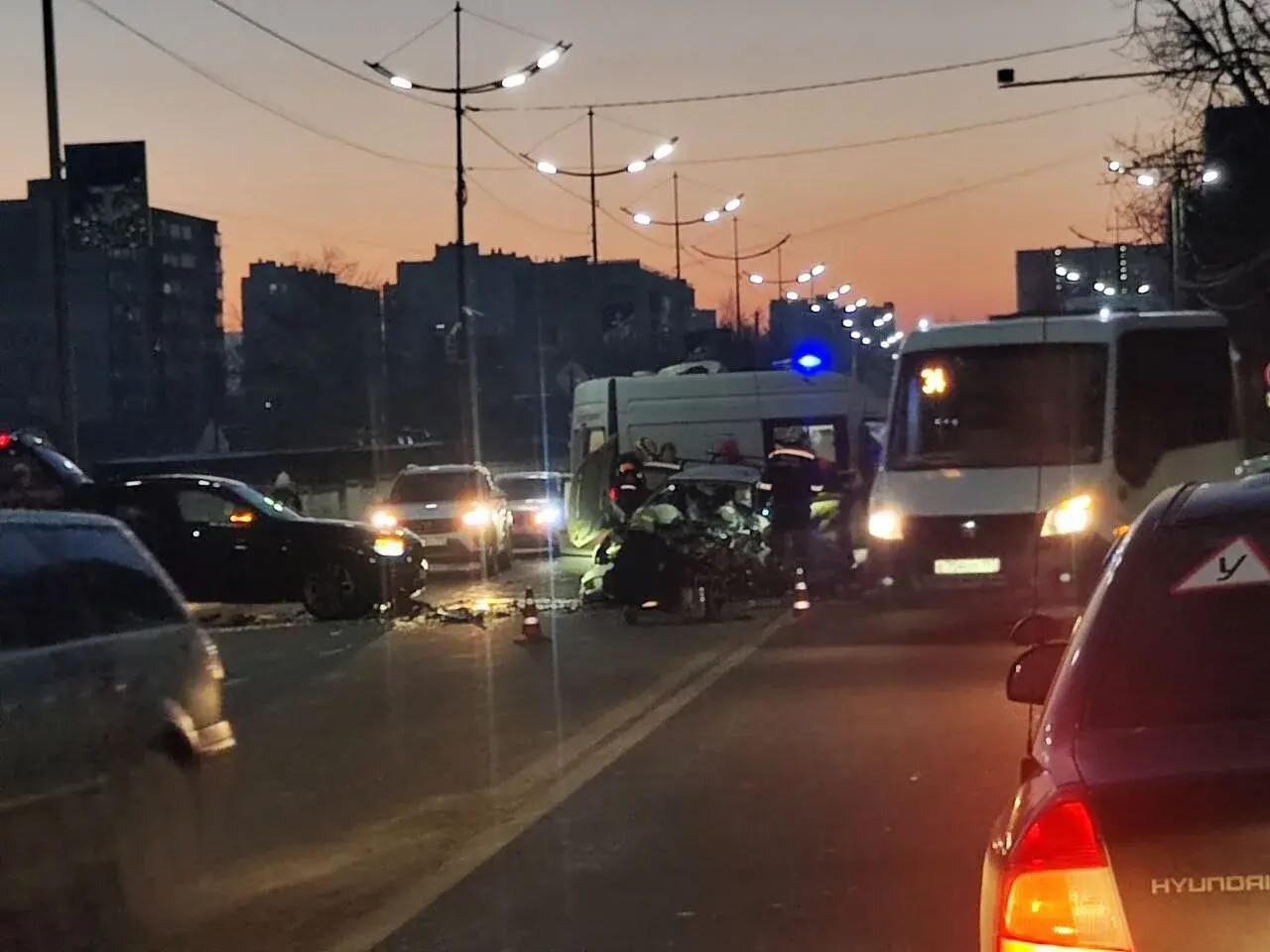 Утром в аварии пострадала новороссийская семья Один человек погиб ДТП случилось в 7 утра на ул Видова в районе дома 170 Один человек погиб трое в больнице Сейчас на месте аварии до сих пор сотрудниками ДПС Госавтоинспекции осуществляются регулировочно распорядительные действия Предварительно установлено что 43 летний водитель Lada Калина выехал на встречную полосу где столкнулся с BMW Водитель отечественного авто погиб на месте ДТП его супруга и ребёнок четырех лет а также пассажир BMW госпитализированы Пока что неизвестно пострадал ли маленький пассажир но он не находился в детском кресле на момент аварии Начальник Госавтоинспекции УМВД России по г Новороссийску Сергей Черненко в связи с этим обратился к участникам дорожного движения и особо акцентировал внимание на правилах перевозки детей novorab official