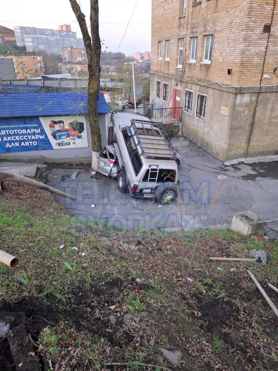 Во Владивостоке на Юмашева пьяная автоледи на «Крузаке» оформила эпичную парковку сверху другого авто   Дело произошло этой ночью на Юмашева, 40. Девушка в пьяном угаре снесла забор, заехала верхом на другую машину, а затем еще и кидалась на людей.  80-ка, конечно, легенда. Но лечить её будет    Тут ДВ по-чесноку