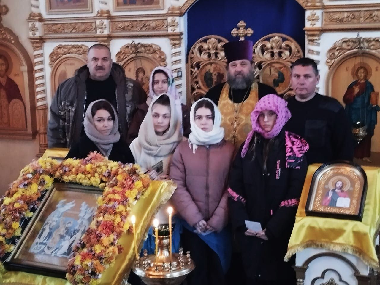 Стежки Победы   Одежду, сшитую для бойцов СВО, освятили в храме новомучеников и исповедников Церкви Русской станицы Северской. Вещи были подготовлены участницами проекта «Стежки ПОБЕДЫ», реализуемого Северским районным казачьим обществом. С этой инициативой казаки победили в конкурсе «Гранты Губернатора Кубани».  Почти полгода девушки получали навыки шитья и за это время сшили по пять комплектов одежды. Они подготовили для воинов майки, футболки, термобелье, балаклавы, противодроновые одеяла и другие вещи.   Атаман Северского районного казачьего общества Алексей Подобный поблагодарил девушек за труд, неравнодушие и заботу о бойцах. Под сводами храма также собрались местные казаки и председатель муниципального отделения Союза казачьей молодежи Кубани Елена Лытова.  Протоиерей Андрей Внучко совершил молебен и окропил вещи святой водой. Кроме того, он благословил атамана Азовского хуторского казачьего общества Юрия Кузнецова на доставку гуманитарного груза участникам СВО.