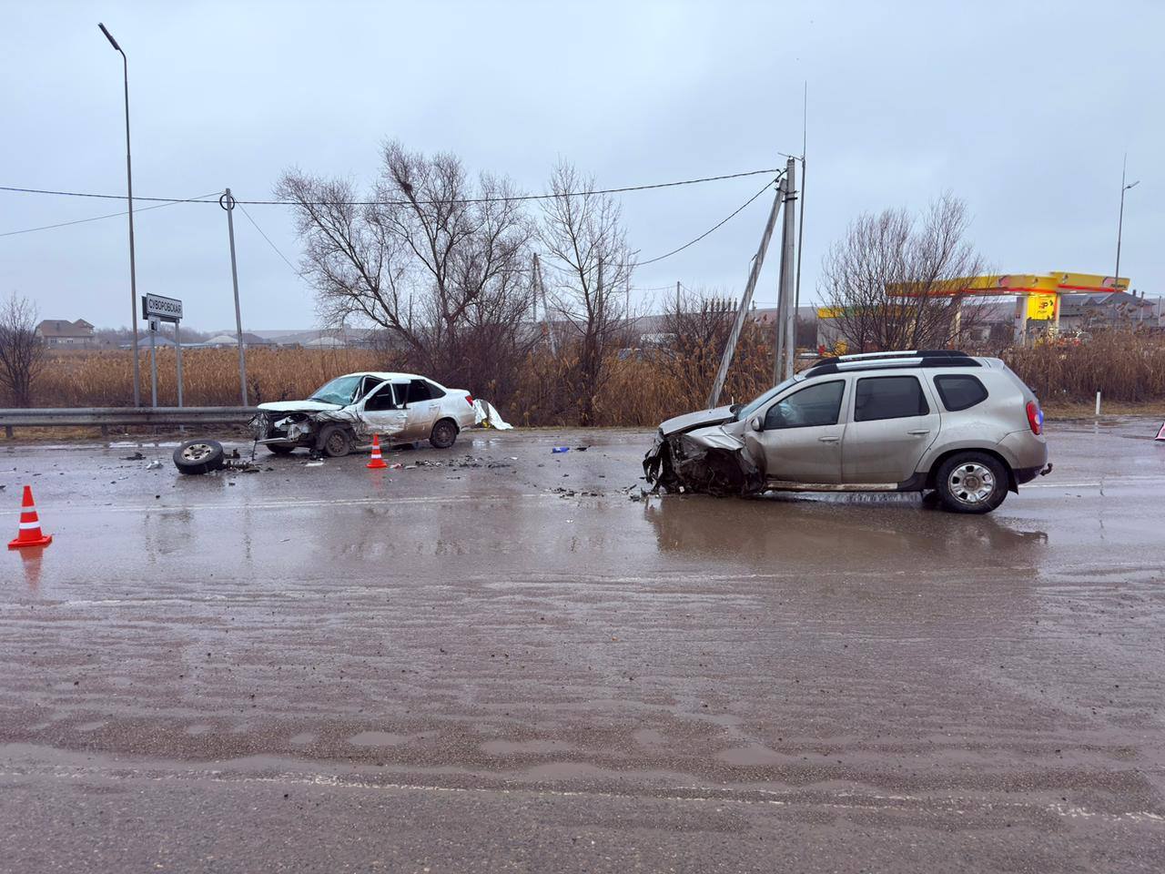 В Предгорном округе Ставрополье произошло ДТП в котором пострадали четыре человека Как сообщили в краевой Госавтоинспекции на трассе Лермонтов Черкесск водитель Рено выехал на полосу встречного движения и врезался в Ладу Гранта В результате 43 летний водитель и трое пассажиров Лады 22 43 и 45 лет с различными травмами были доставлены в больницу Пятигорска За рулем иномарки находился 35 летний житель Железноводска Его стаж вождения 17 лет За последние 2 года к административной ответственности не привлекался На момент автоаварии был трезв По факту автоаварии проводится проверка ГТРК Ставрополье Читайте нас в MAX