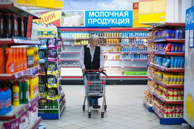 Калининградская область договаривается с Белоруссией о поставках продуктов «по особым ценам».  Власти подписали план о сотрудничестве. «Нам есть что предложить коллегам — это взаимодействие в разных сферах промышленности. И им есть что предложить нам: продовольственные товары по особым ценам для особого региона с особым ассортиментом, поставки продуктов без посредников, напрямую», — сообщил губернатор Алексей Беспрозванных.  В первом полугодии товарооборот Калининградской области с Белоруссией составил почти 250 млн долларов. Основу экспорта составляют соевые бобы, семена рапса, льна, шрот, рыбные консервы. Из Белоруссии импортируют в регион рапсовое, соевое масло, молочная продукция, цемент, щебень, чёрные металлы.