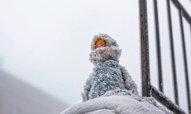 Не выходить из дома без крайней необходимости в 30 градусные морозы рекомендуют московские врачи При температуре ниже 25 30 с учётом ветра и влажности воздуха даже у здоровых людей резко возрастает риск переохлаждения и обморожений Если остаться дома нет возможности не находиться на морозе дольше 10 15 минут