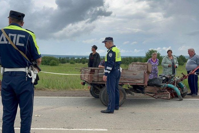«Вынесло на встречную полосу». Пенсионер на мотоблоке погиб под Невьянском Под Невьянском в минувшую субботу, 21 июня погиб водитель мотоблока, ехавший по трассе между Невьянском и Артемовским, сообщает Госавтоинспекция России по Свердловской области. Авария произошла на 3-м километре автодороги «Невьянск — Реж — Артёмовский- Килачевское». По предварительной информации, при движении у мотоблока отсоединилось левое переднее колесо. Вследствие этого водитель, мужчина 1952 года рождения, выехал на встречную полосу, где столкнулся с «Мицубиси Паджеро», за рулем которого находился 70-летний мужчина с 39-летним стажем. По словам автомобилиста, он двигался со скоростью 40 км/ч и пытался избежать столкновения, съехав на обочину, но безуспешно. Водитель мотоблока от полученных травм скончался на месте до прибытия бригады медиков. На месте происшествия работала следственно-оперативная группа. Сегодня, 25 июня стало известно о гибели водителя мотоблока на трассе под Березовским.