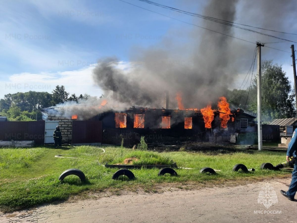 При серьезном пожаре в Курлово пострадал один человек 12 июля, около половины восьмого утра, в Курлово произошел серьёзный пожар. Огонь охватил жилой дом на улице Коллективной, площадь возгорания составила 212 квадратных метров. Во время ЧП пострадал человек. ↗ Прислать новость Подписаться