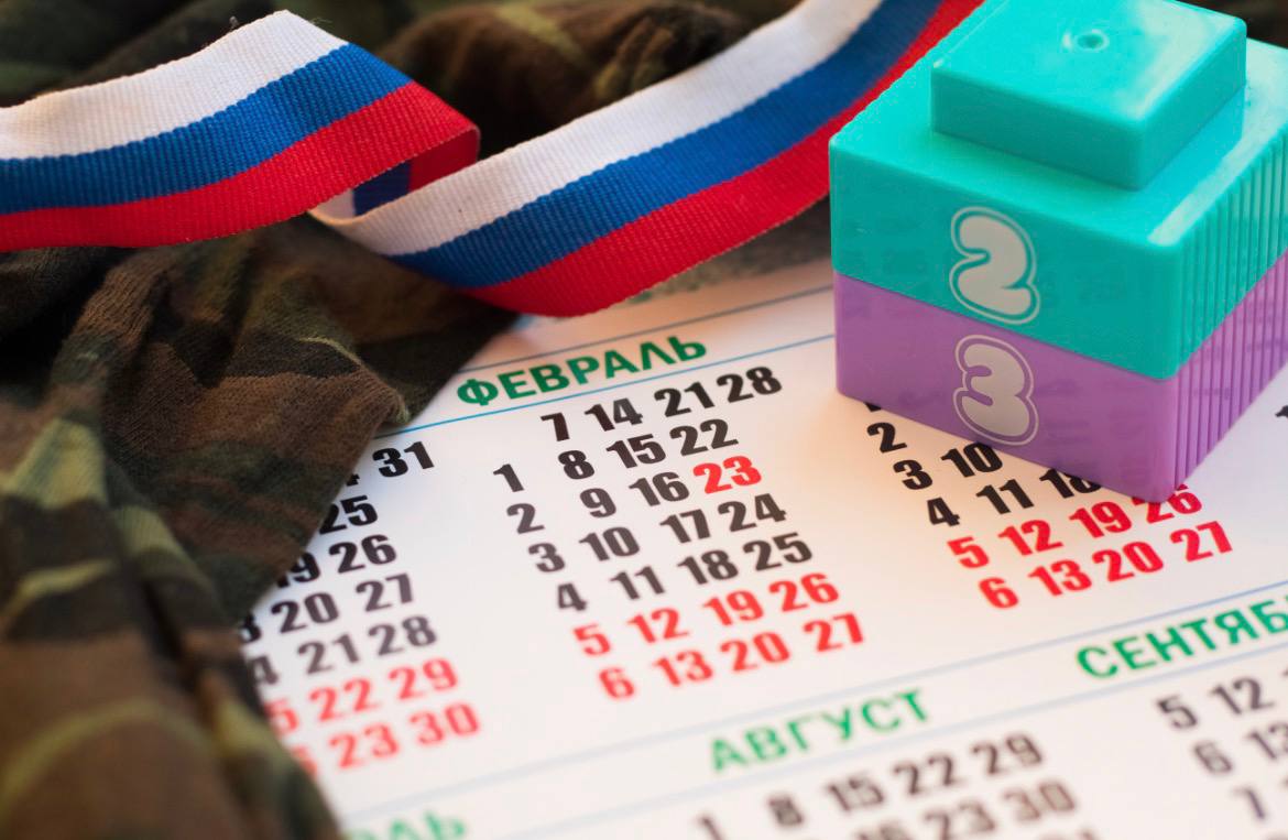 Три нерабочих понедельника ждут россиян в 2026 году Праздничные выходные в 2026 году три раза выпадают на понедельник согласно производственному календарю Понедельник в ближайшие месяцы будет самым нерабочим будним днём Как указано в календаре россияне будут отдыхать в понедельник 23 февраля 9 марта и 1 мая Кроме того предстоят две нерабочие пятницы 11 мая и 12 июня Что касается сокращённых дней на час меньше работать накануне праздников граждане РФ будут 30 апреля 8 мая 11 июня и 3 ноября tata mark Shutterstock FOTODOM Подписаться на ДП в Telegram MAX