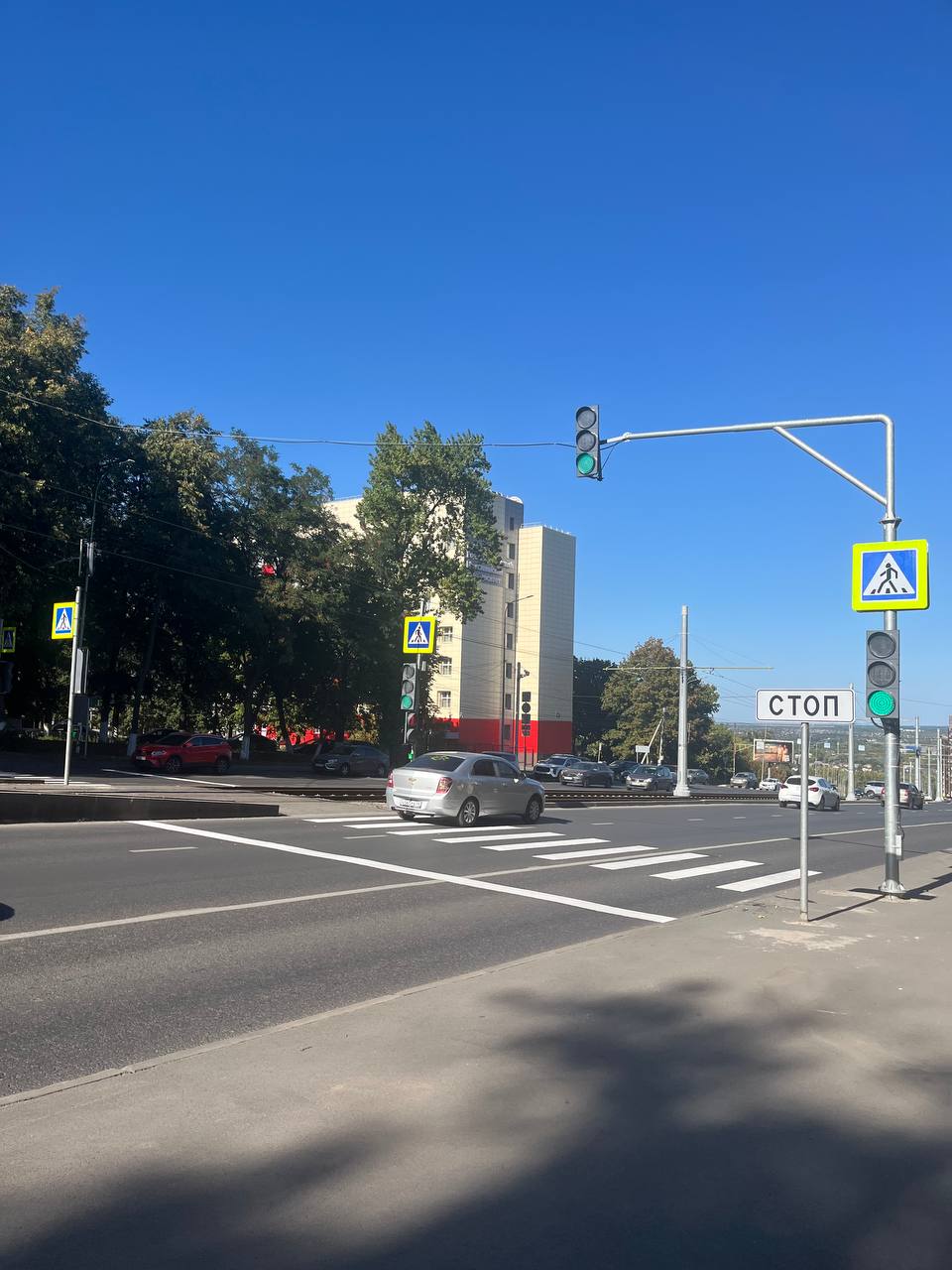 В Курске около дома 3б по улице Карла Маркса установлен светофор Пешеходный переход с регулируемым светофором появился в рамках муниципального проекта Организация дорожного движения и обеспечение его безопасности В городском комитете ЖКХ также отметили что ранее подрядчик убрал переход в районе дома 29 по улице Блинова Он не функционирует Фото Администрация Курска Мы в Max