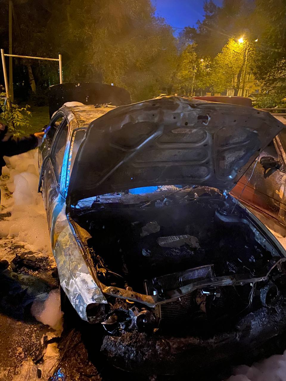 В Челябинске задержали поджигателя Kia Spectra Во дворе на улице Агалакова сгорела Kia Spectra, принадлежавшая 54-летнему мужчине. Ущерб составил более 300 тысяч рублей. Полицейские установили, что автомобиль подожгли умышленно. Задержан 37-летний местный житель, ранее судимый. По предварительным данным, причиной стал личный конфликт. Возбуждено уголовное дело по части 2 статьи 167 УК РФ — умышленное уничтожение имущества.