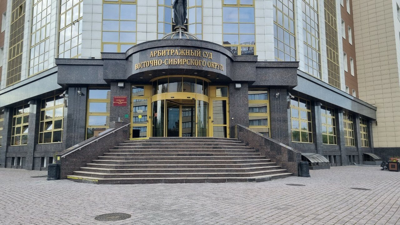 Вступление прокуратуры Забайкальского края в арбитражный процесс помогло региональному бюджету избежать взыскания 61 5 млн рублей Именно такую сумму удорожания строительства школы на 250 мест в селе Смоленка требовал взыскать подрядчик однако надзорное ведомство убедительно разбило все его доводы  Состоявшиеся судебные акты дошли до кассации однако оставлены Арбитражным судом Восточно Сибирского округа без изменения С учетом результатов рассмотрения аналогичного дела по иску ООО Стройком к администрации Читинского района о взыскании 18 млн рублей прокуратурой Забайкальского края принято участие в формировании судебной практики по защите интересов бюджетов публично правовых образований от незаконных притязаний исполнителей государственных и муниципальных контрактов о взыскании удорожания работ и материалов заявленных после их фактического исполнения   prokzabkray