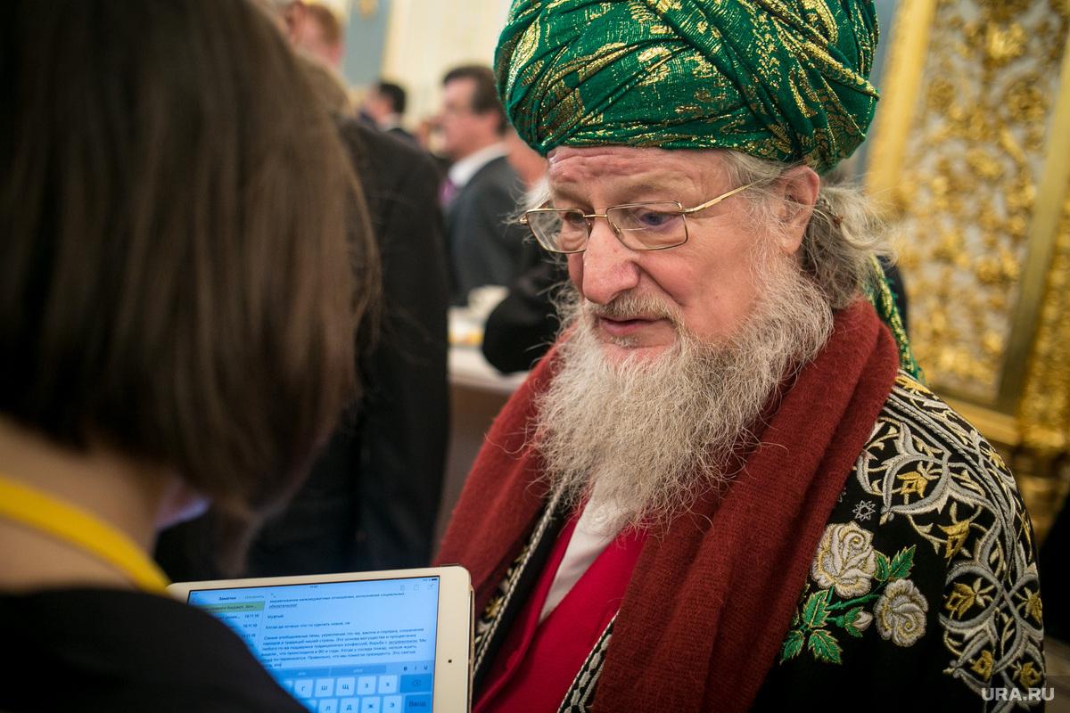 Верховный муфтий России высказался против публичного намаза на показ Так в беседе с Readovka председатель ЦДУМ России Талгат Таджуддин отреагировал на позицию Министерства по национальной политике и делам религий Дагестана В ведомстве отметили религиозный обряд не является нарушением общественного порядка поэтому и не требует согласования Таджуддин заявил что ислам позволяет молиться почти везде но верующие должны учитывать права других граждан и не создавать неудобства Мои права должны соизмеряться с правами других Не должно быть показухи просто ради показухи или кому то чтобы насолить сказал муфтий Священнослужитель призвал верующих избегать демонстративности в религиозных практиках Подписаться на URA RU мы в MAX