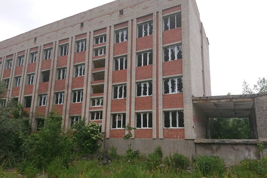 Прокуратура потребовала ограничить доступ в здание бывшей воинской части Озёрска  Пресс-служба областной прокуратуры пояснила, что проверка была проведена с целью исполнить законодательство «в сфере градостроительной деятельности и защиты прав детей».  Собственником здания с июня этого года является гендиректор конезавода «Веедерн» Тимур Шогенов  учредителем конезавода является сын покойного экс-мэра Москвы Юрия Лужкова Александр , который также является депутатом окружного совета Озёрского округа. Заброшенное здание было реализовано администрацией на торгах за 3,3 млн рублей.   О том, что у прокуратуры есть претензии, Шогенов узнал от «Нового Калининграда». Он пояснил, что на текущий момент занимается приспособлением объекта под швейную фабрику на 60 рабочих мест.