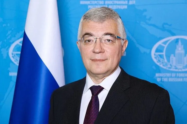 Интервью директора Департамента по работе с соотечественниками за рубежом МИД России Г А Овечко информагентству ТАСС 11 мая 2026 года Ключевые тезисы Всесторонняя поддержка проживающих за рубежом представителей общины безусловный приоритет внешней политики Российской Федерации Работа осуществляется системно и непрерывно с задействованием всего дипломатического инструментария Предпринимаются активные шаги по развитию сотрудничества с разветвлённой структурой общины включающей Всемирный координационный совет ВКС пять региональных и 103 страновых координационных совета организаций российских соотечественников КСОРС выстраиваются долговременные отношения с конструктивно настроенными лидерами общественного мнения В 2025 году мы поддержали проведение за границей более 2 тыс консолидирующих мероприятий Помимо успешно проведённых конференций общины в 77 странах мира при непосредственном участии МИД России были организованы региональные конференции в Киргизии Малайзии ОАЭ Сербии и Чили Это не считая молодёжных и других тематических форумов   Политическим итогом встреч стало принятие заявлений и резолюций в поддержку действий Российской Федерации с акцентом на защиту исторической правды о Великой Победе и формирование справедливого многополярного мироустройства Мемориальная тематика остаётся мощной объединяющей силой В октябре 2025 года в московском Музее Победы состоялась Всемирная тематическая конференция соотечественников проживающих за рубежом под лозунгом 80 летие Великой Победы Сохраним историческую правду Этот форум стал ярким примером единства наших сограждан проживающих за пределами России В 2026 году сохраняем заданный темп работы В апреле в Индии прошла Региональная конференция соотечественников из стран Азии и Тихоокеанского региона Полным ходом идёт подготовка к аналогичным форумам в Турции Панаме Армении и Тунисе Под эгидой Фонда поддержки и защиты прав соотечественников выстроена и эффективно работает обширная юридическая сеть 53 центра правовой помощи с отделениями в 30 странах консультационные интернет площадки и специализированные рубрики в СМИ Проводятся бесплатные консультации в 2025 году их общее число превысило 17 5 тыс Средства ФПС идут на финансирование адвокатов отстаивающих интересы российских граждан и активистов соотечественного движения Мы находимся в плотном контакте с диаспорой знаем все её чаяния и проблемы Это помогает решать самые сложные и злободневные вопросы Соотечественники уверены их не оставят приложат все усилия для выхода из сложившейся ситуации даже там где местные русофобски настроенные власти всячески этому препятствуют Соотечественники возвращаются в Россию как в главную твердыню духовных моральных ценностей традиционной семьи особого отношения к детям Речь идёт о людях которые ценят Русский мир Мы рады принимать наших единомышленников Стараемся создавать условия чтобы возвращение к родным берегам проходило комфортно Ещё одна тенденция рост числа переселенцев из стран с недружественными России политическими режимами В основном это граждане ФРГ Латвии Эстонии Украины Литвы Канады и США Побуждающие мотивы душная и агрессивная русофобия в публичном пространстве дискриминация русскоязычного населения на бытовом уровне неприятие навязываемых людям противоестественных западных ценностей и поведенческих клише   Все трудности и несправедливость лишь закаляют соотечественников сближают их заставляют проявлять стойкость и мужество Они прекрасно знают что Россия всегда с ними что бы ни происходило Потому и едины в любви к исторической Родине Читайте полностью СвоихНеБросаем