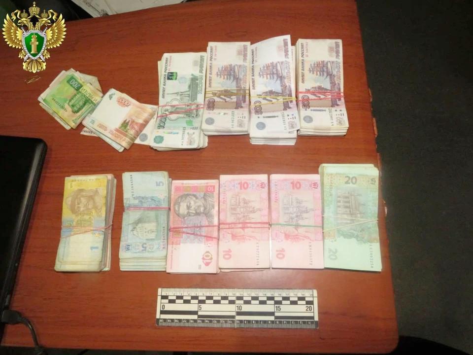 В Кировске в доход государства у валютчика взыскали более 850 тысяч рублей В Кировске ЛНР по решению суда в пользу государства взыскали с местного жителя свыше 850 тысяч рублей, приобретенных в ходе нелегальных валютных сделок. В течение 2024 года гражданин занимался неразрешенной деятельностью, связанной с проведением валютных операций, включая обмен иностранной валюты. Эти действия принесли ему доход, превысивший 850 тысяч рублей. - Денежные средства, полученные в результате незаконных валютных операций, конфискованы и обращены в доход государства, - сообщил в Прокуратуре ЛНР.