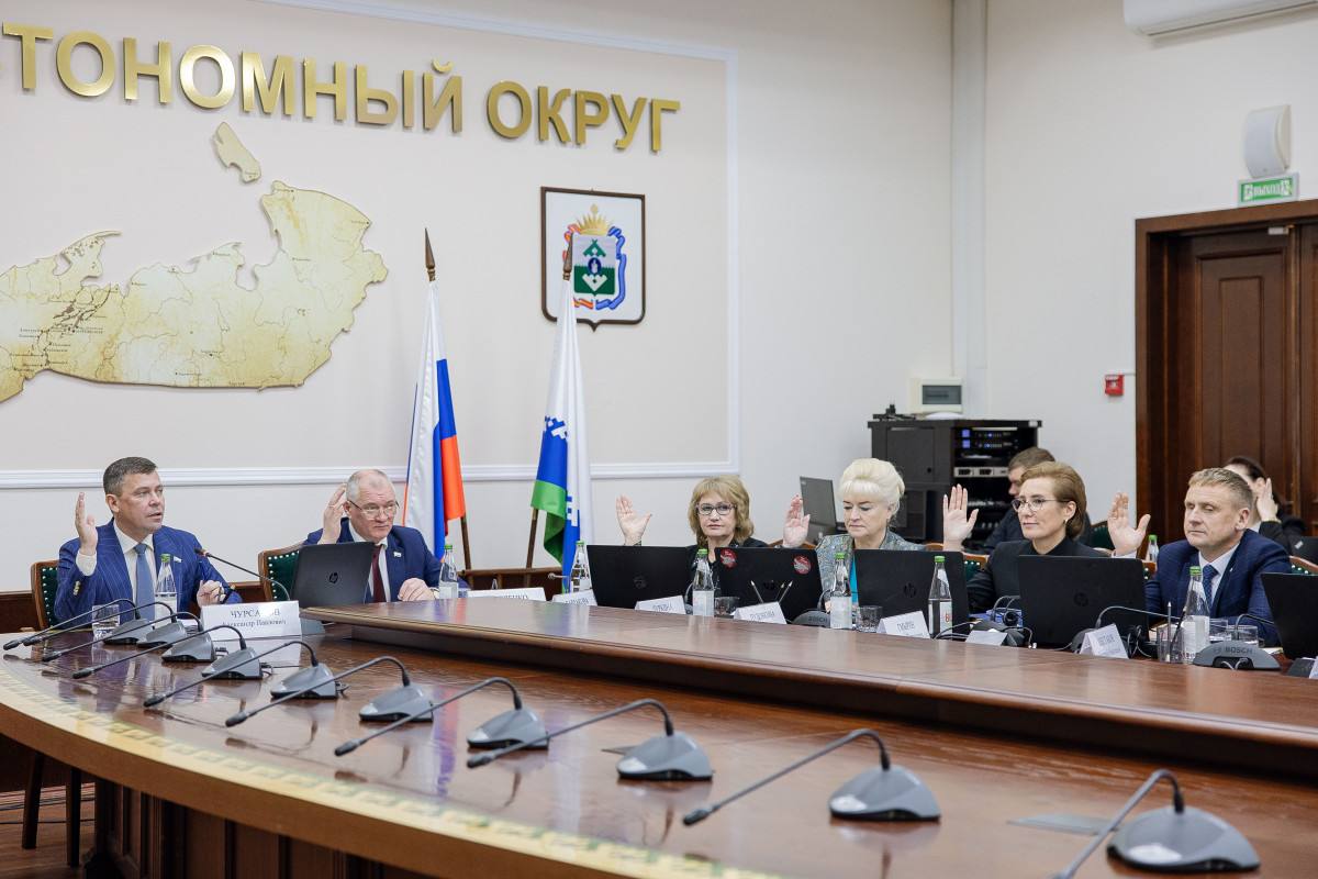 В НАО введена должность уполномоченного по правам коренных малочисленных народов Севера Инициативу губернатора НАО Ирины Гехт сегодня поддержали депутаты окружного парламента Решение принято на 23 й очередной сессии Человек который займёт эту должность призван защищать права и законные интересы КМНС взаимодействовать с органами власти знать традиции народов и особенности их образа жизни Позитивный опыт работы с уполномоченными уже есть в Якутии Сахалинской области Камчатском крае Теперь и мы делаем этот важный шаг на пути к сохранению уникального культурного кода округа Уполномоченный по правам КМНС сможет приступить к работе в НАО с 1 января 2026 года отметила по итогам сессии губернатор НАО Ирина Гехт Продолжение по ссылке Фото Александра Берг НАО24