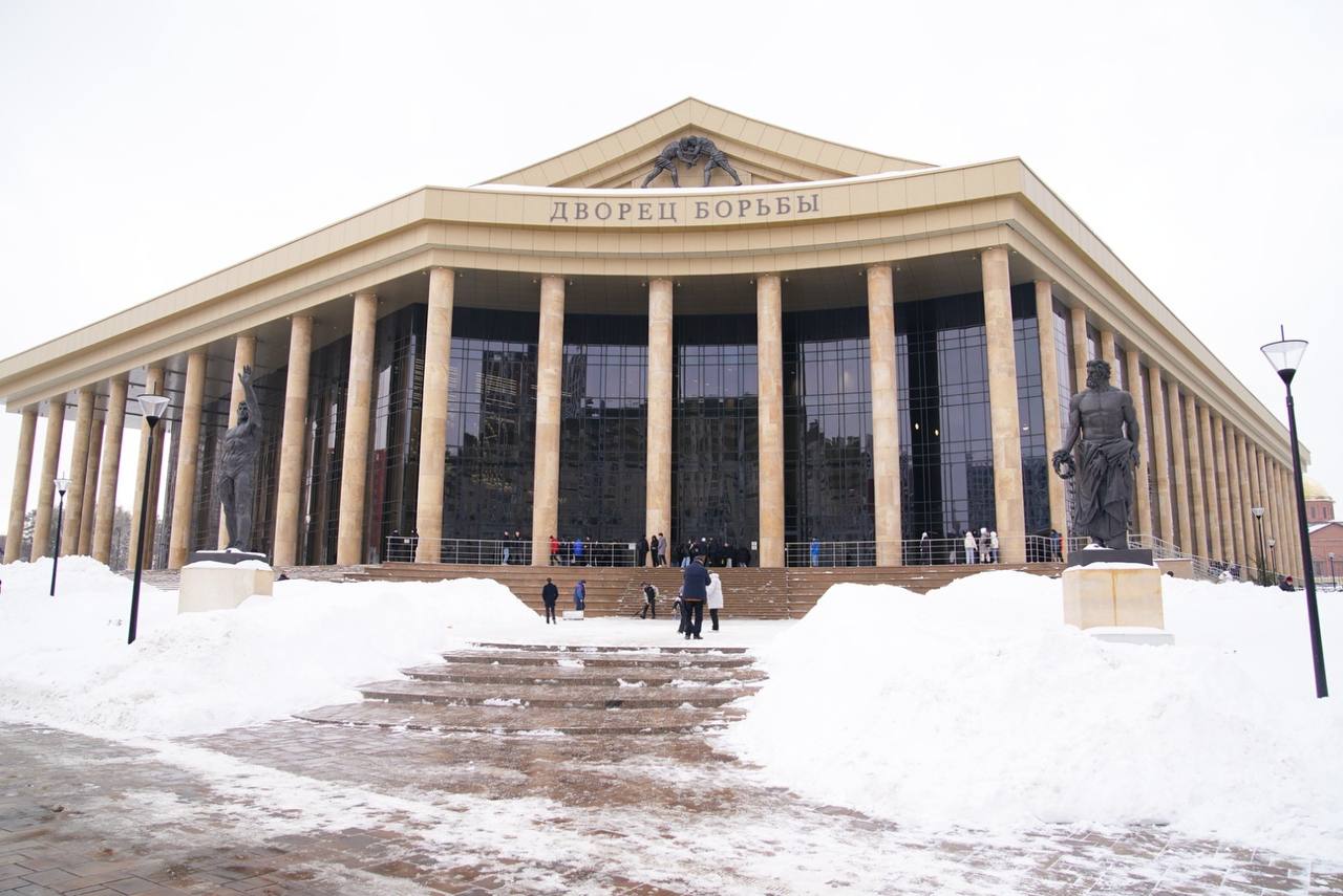 Дворец борьбы сначала объявил торги на поиск охраны а затем отменил его ГАУ ЦСП Башкирии Дворец борьбы накануне 10 ноября объявил торги на поиск подрядчика для охраны объектов и имущества на 2026 год На эти цели из бюджета Башкирии планировали выделить до 15 3 млн рублей Подрядчик должен будет обеспечить охрану здания Дворца борьбы паркового павильона и прилегающей территории Должно быть организовано семь постов охраны Охранники должны быть в единой форме с резиновыми палками и наручниками Однако сегодня 11 ноября ГАУ ЦСП Башкирии Дворец борьбы отменил торги  Обратная связь  Подписаться  Подписаться в Max