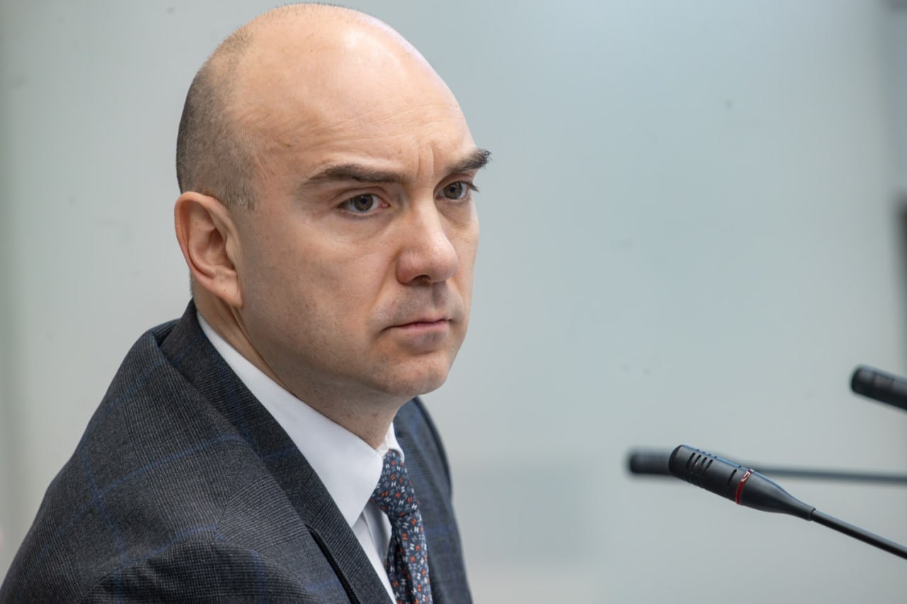 Свет и тепло энергокомпании края отчитались о планах развития В Законодательном Собрании прошло заседание Совета потребителей по вопросам деятельности естественных монополий при губернаторе Директор филиала ПАО Россети Сибирь Красноярскэнерго Антон Лукин представил итоги и планы Предприятие обслуживает 48 тыс км воздушных линий и 12 тыс подстанций Ключевые проблемы износ оборудования и 12 3 тыс неисполненных договоров техприсоединения До 2030 года их обещают закрыть подключив 56 тыс новых пользователей Осенью подписано регуляторное соглашение на 10 лет с инвестициями на модернизацию сетей Председатель комитета по экономике и налоговой политике Егор Васильев отметил что соглашение фокусируется на надёжности сокращении очередей и контроле а не на тарифах По его словам инфраструктурный блок правительства филиал Россетей и федеральные коллеги работают над устранением дефицитов устаревшей советской инфраструктуры на фоне роста потребления энергии Разработана дорожная карта потери электроэнергии минимизируют очереди ликвидируют за пять лет инвестируют 70 млрд руб Депутаты подняли вопросы по трансформаторам в Солонцах и Ачинске техприсоединению в Дивногорске проблемам участников сельской ипотеки Подписаться Задать вопрос депутату