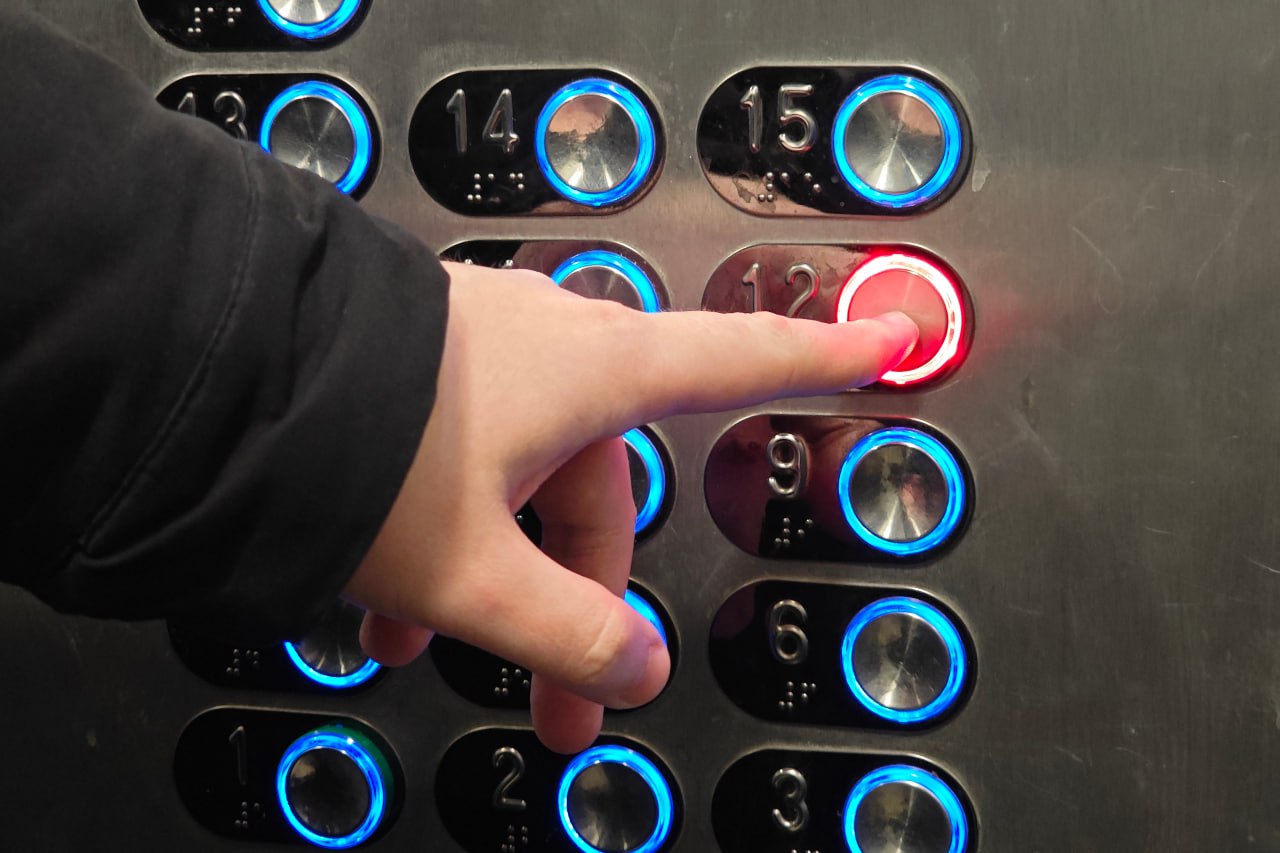 В Калининграде после падения лифта в 16 этажке прокуратура проводит проверку Специалисты проверяют информацию о падении лифта в высотке В СМИ сообщалось что лифт длительное время надлежащим образом не обслуживался несмотря на многочисленные обращения жителей дома Об этом сообщает пресс служба прокуратуры Надзорное ведомство даст оценку соблюдению требований закона о содержании лифтов Фото Алексей Булатов