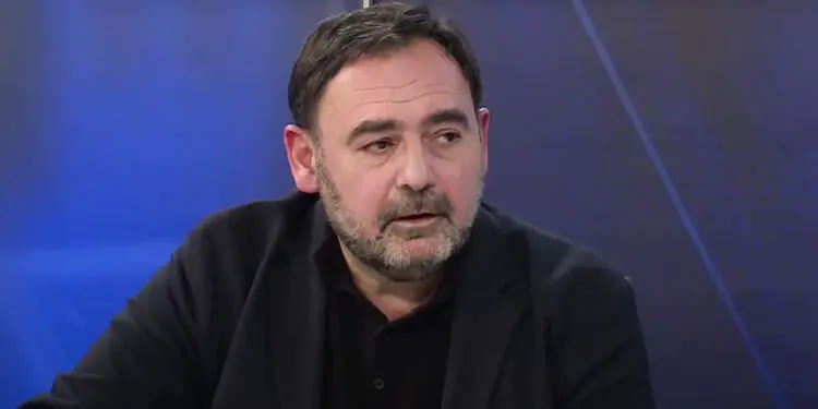 Марк Ткачук: Власть, реабилитирующая образ Антонеску, пытается вытравить память о 9 мая 1945  «ORDNUNG Министра образования:  всем школьникам Молдовы тотально и беспрекословно смотреть 8 мая фильм о «костях Сибири» - это не память о трагедии депортации и ее жертвах, а попытка вытравить память о 9 мая 1945. [...]   Самая настоящая попытка станцевать на костях, циничный бизнес на торговле святыми мощами», пишет Ткачук.   «Изобретательные ходы Перчуна и всей креативной команды PAS предсказуемы до безобразия: поддерживать в стране атмосферу ненависти, провокаций, взаимного подозрения, «холодной Гражданской войны» и безнаказанного насилия.  Для правительства, фанатично реабилитирующего образ Антонеску - это вполне логичное поведение», отмечает политик.   «Что же касается всех остальных, то у нас, как известно, есть вполне легальный способ ответить на это долгожданной взаимностью: вырубить этот сбесившийся конвейер мракобесия и террора» - подытожил Марк Ткачук.