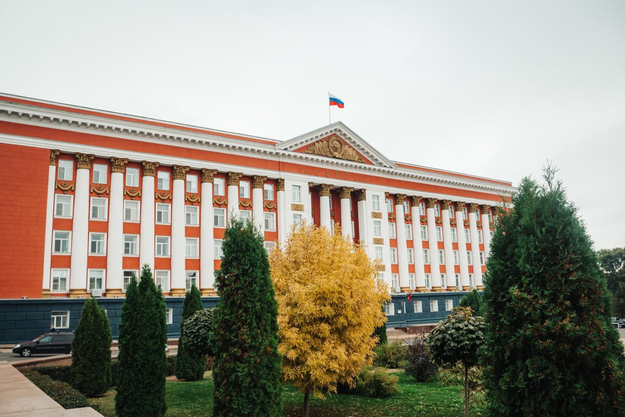 В условиях, когда многие куряне были вынуждены покинуть свои дома, правительство региона внедряет новые меры поддержки. Теперь жители приграничья, арендующие жильё, смогут получать ежемесячную компенсацию.  Согласно разработанным правилам компенсационная выплата предназначена для тех, кто был вынужден покинуть своё постоянное место жительства из-за обстрелов населённых пунктов, расположенных на территории Беловского, Большесолдатского, Глушковского, Кореневского, Льговского, Рыльского, Суджанского, Хомутовского районов и города Льгова.   Воспользоваться ей смогут граждане, расходы которых на аренду жилья и коммунальные услуги превышают 22% среднего совокупного дохода семьи. Средства будут выделяться на период действия договора аренды с момента подачи заявления.  Чтобы оформить выплату, необходимо подать заявление в МФЦ или Центр социальных выплат по месту нахождения арендуемого жилья и приложить необходимые документы: договор аренды, заключённый на срок не менее трёх месяцев; удостоверение личности всех членов семьи старше 14 лет; документы о регистрации по месту жительства на пострадавших территориях; документы, подтверждающие размер платежей за аренду и коммунальные услуги за последний месяц; а также справки о доходах членов семьи. Важные условия – отсутствие собственного жилья, за исключением имевшегося на пострадавших территориях Курской области, и наличие регулярного дохода от трудовой или иной деятельности.  Эти меры направлены на оказание реальной помощи жителям Курской области, столкнувшимся с необходимостью вынужденного переезда. Мы стремимся поддержать каждую семью, предоставляя финансовую помощь для покрытия расходов на аренду жилья и коммунальные услуги.  Компенсационная выплата будет предоставляться с 1 ноября текущего года. Подробности можно уточнить по телефону 8  4712  400-300  доб. 343 .