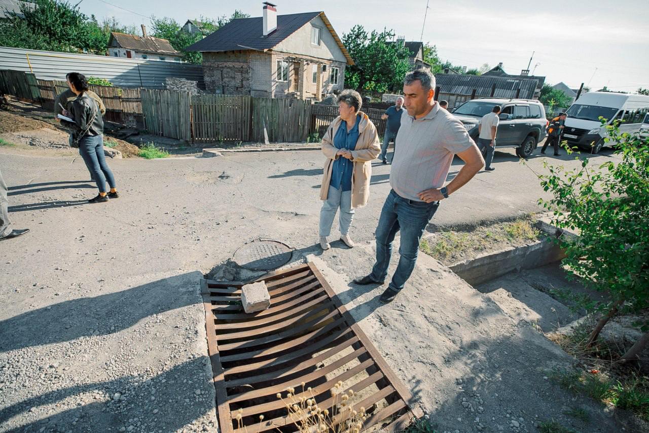 Ряд проблемных вопросов также вывили в Ильичевском районе. Их по поручению Главы Республики Дениса Пушилина постараемся решить максимально оперативно как силами муниципальных предприятий, так и с привлечением сторонних организаций.  В частности, «Мариупольавтодор» оценит техническое состояние ливневой канализации на участке от дома №134/14 по улице Жигулевской до переулка Знаменского в Ильичевском районе. Также специалисты муниципального предприятия выполнят ее прочистку и изготовят решетки, которые предотвратят попадание мелкого мусора в стоки.  А на левобережье один из острых коммунальных вопросов уже решен. Энергоснабжение многоквартирного дома №34 по бульвару 50 лет Октября возобновлено. Теперь жильцы могут спокойно пользоваться электроприборами, что особенно важно с учетом сокращения светового дня.