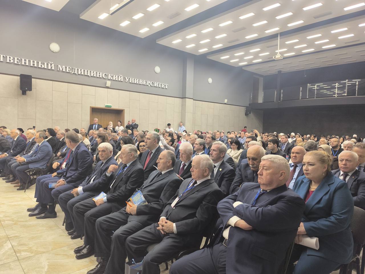 Всероссийская конференция хирургов Инновационные технологии в хирургии с международным участием посвященная 105 летию члена корреспондента АМН СССР профессора Р П Аскерханова проходит в Махачкале 6 7 ноября Открывая работу хирургического форума ректор ДГМУ Висампаша Ханалиев подчеркнул Для хирургов Дагестана большая честь принимать коллег из разных регионов России зарубежных стран Такие встречи это не только крепкая профессиональная дружба но и мощный импульс для развития отечественной хирургии обмена самым современным опытом Конференция как отметил руководитель вуза продолжит добрые традиции развития профессиональных и общечеловеческих отношений между учеными и хирургическими школами России и послужит делу прогресса Конференция организована Министерством здравоохранения РФ ДГМУ Российским Научным Обществом Интервенционных Кардиоангиологов Ассоциацией флебологов России Министерство здравоохранения республики РД Дагестанским обществом хирургов имени Р П Аскерханова ООО Медицинский центр им Р П Аскерханова при поддержке Российского общества хирургов Хасайбат Меджидова Подпишись на ДП в МАХ