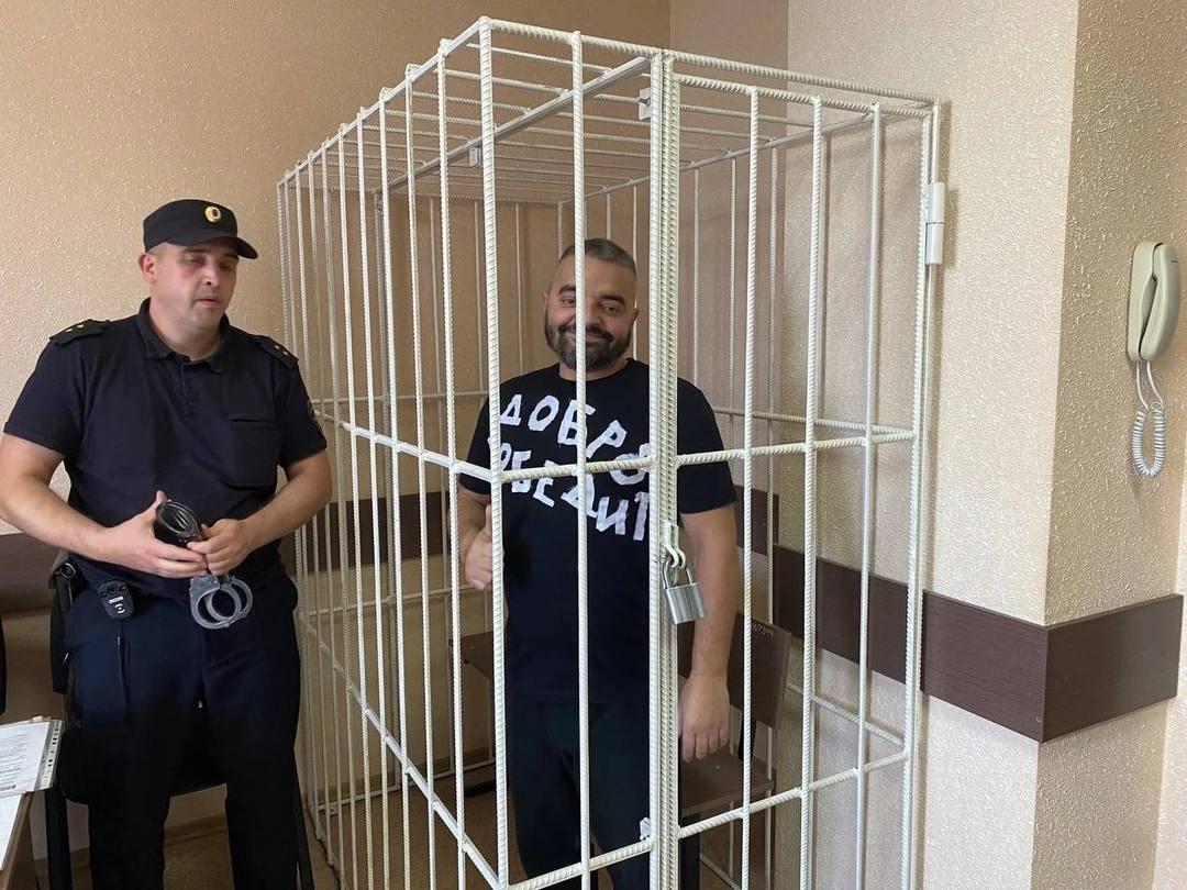 Подозреваемый во взятках новосибирский депутат Украинцев отправится на СВО. Экс-кандидата в мэры обвиняют в том, что он получил от застройщика "Стрижи" около трёх млн. За деньги должен был отстаивать интересы компании. Сам Украинцев считает, что уголовное дело — месть бывшего бизнес-партнёра. Производство остановили, потому что депутат подписал контракт с Минобороны.