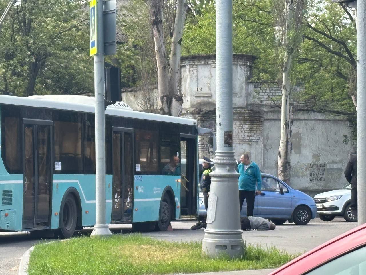 В Луганске самокатчик попал под колеса автобуса Это произошло на пересечении улиц Оборонная и Краснодонская. Как нам стало известно, мужчина на самокате получил травму головы и перелом ключицы после того, как врезался в 197 автобус Обстоятельства происшествия выясняются Вести. Луганск Подписаться Прислать новость