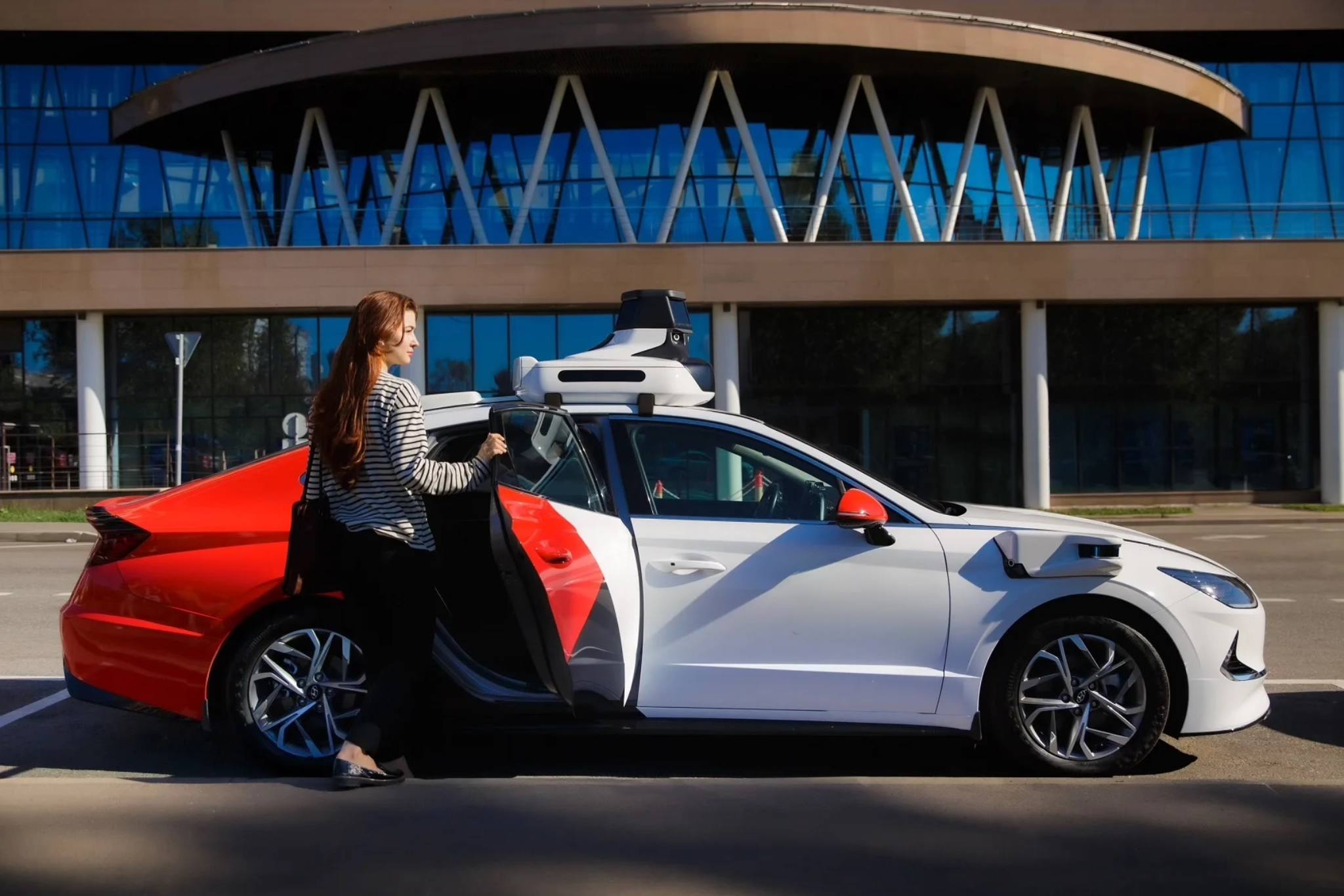 В Москве запустят беспилотные такси в 2026 году Премьер министр РФ Мишустин сообщил в 2026 году в Москве могут запустить первые беспилотные такси На старте в салоне будет водитель испытатель Яндекс Такси планирует вывести на линии 100 машин при одобрении проекта властями Сначала роботакси будут доступны сотрудникам компании затем всем пассажирам Полноценное внедрение беспилотников в РФ намечено на 2027 год autonews youtube