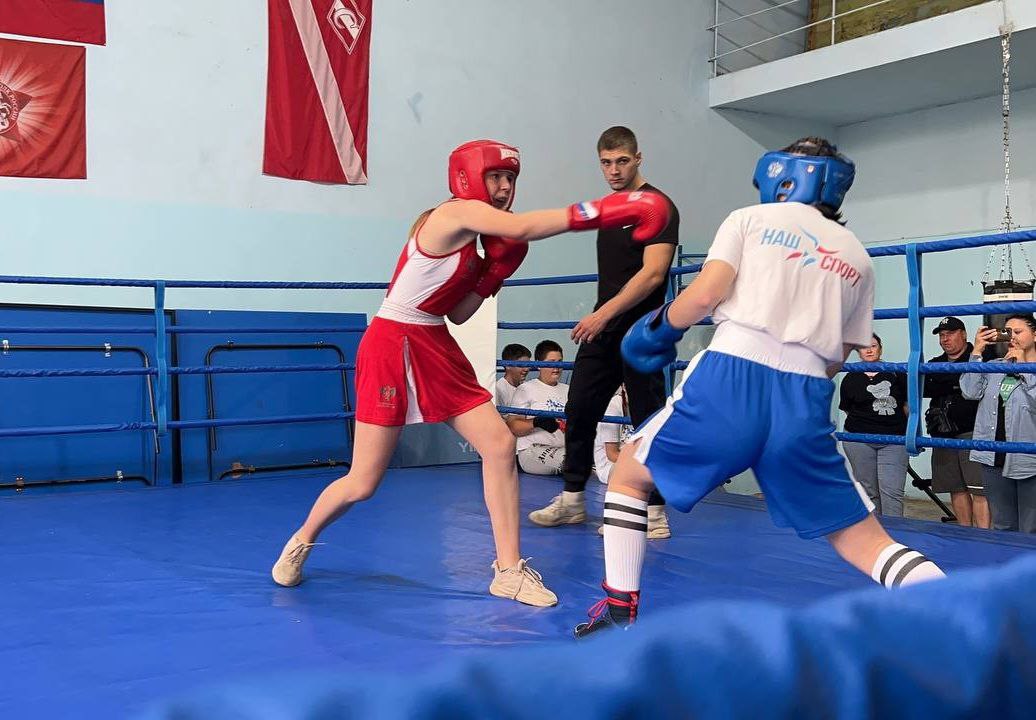 В Скадовске прошло открытое тренировочное занятие по боксу В Скадовском Центре культуры и досуга состоялось тренировочное занятие по боксу с элементами боевой практики. Событие приурочили к 80-летию Победы. 45 спортсменов из разных уголков области собрались на открытой тренировке. Среди участников были представители ХСШ Nº3, Каховской ДЮСШ «Лидер», спортивной школы «Аскания-Нова» Чаплынского округа, спортклуба «Аматор» Новотроицкого округа, а также боксеры из Тарасовки и Алешкинского округа. Такие мероприятия способствуют популяризации спорта среди молодежи Организовала занятие Херсонская спортивная школа Nº3 при содействии спортивного сектора Скадовского ЦКиД. ПОДПИСАТЬСЯ ВКонтакте