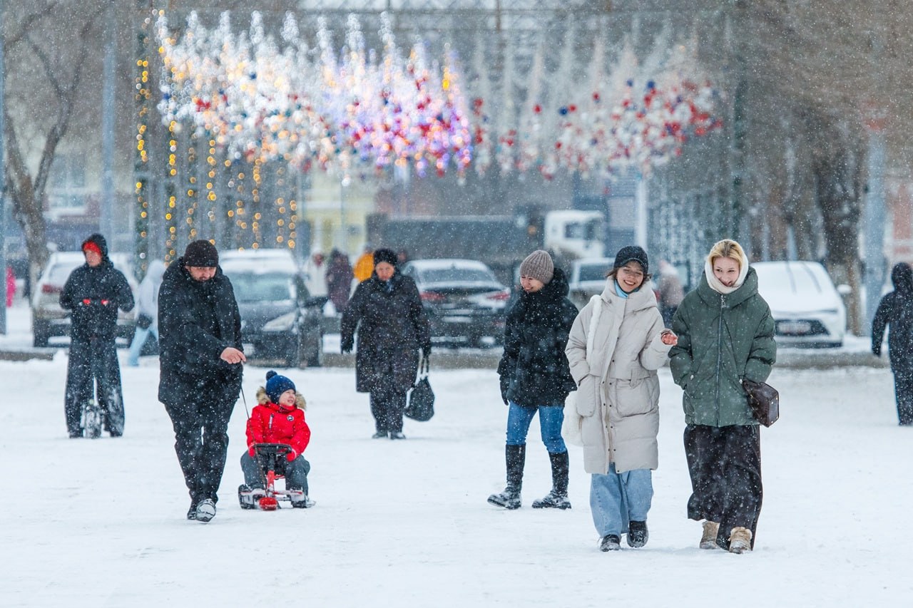 Новогоднее настроение есть или нет Только 37 жителей Оренбурга признались что уже чувствуют новогоднюю атмосферу 40 горожан честно говорят праздника в душе нет ещё 14 создают настроение исключительно ради близких Женщины чаще мужчин ощущают приближение Нового года а молодёжь до 35 лет остаётся самой оптимистичной Среди оренбуржцев старше 35 праздничный настрой заметно слабее Также исследование показало чем выше доход тем больше шансов встретить Новый год с настроением