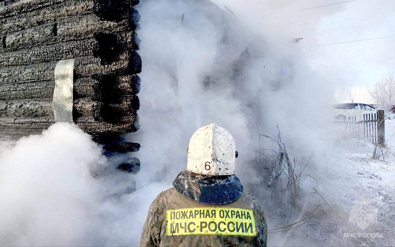 В селе Красный Яр Томской области пожар повредил крышу жилого дома.  Инцидент произошел в с. Красный Яр Кривошеинского района, где загорелась крыша жилого дома. Огонь повредил обрешетку крыши на площади 64 кв. метра. На место происшествия прибыли 9 огнеборцев и 2 специализированные техники. К счастью, в результате пожара никто не пострадал.