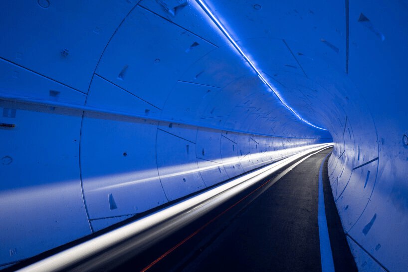 The Boring Company Илона Маска построит в Дубае подземный тоннель Dubai Loop Его протяжённость составит 17 км а пропускная способность до 20 тысяч пассажиров Первый участок тоннеля планируют запустить ко второму кварталу 2026 года Проект станет частью усилий правительства по снижению загруженности городских улиц vc ru transport 2273452