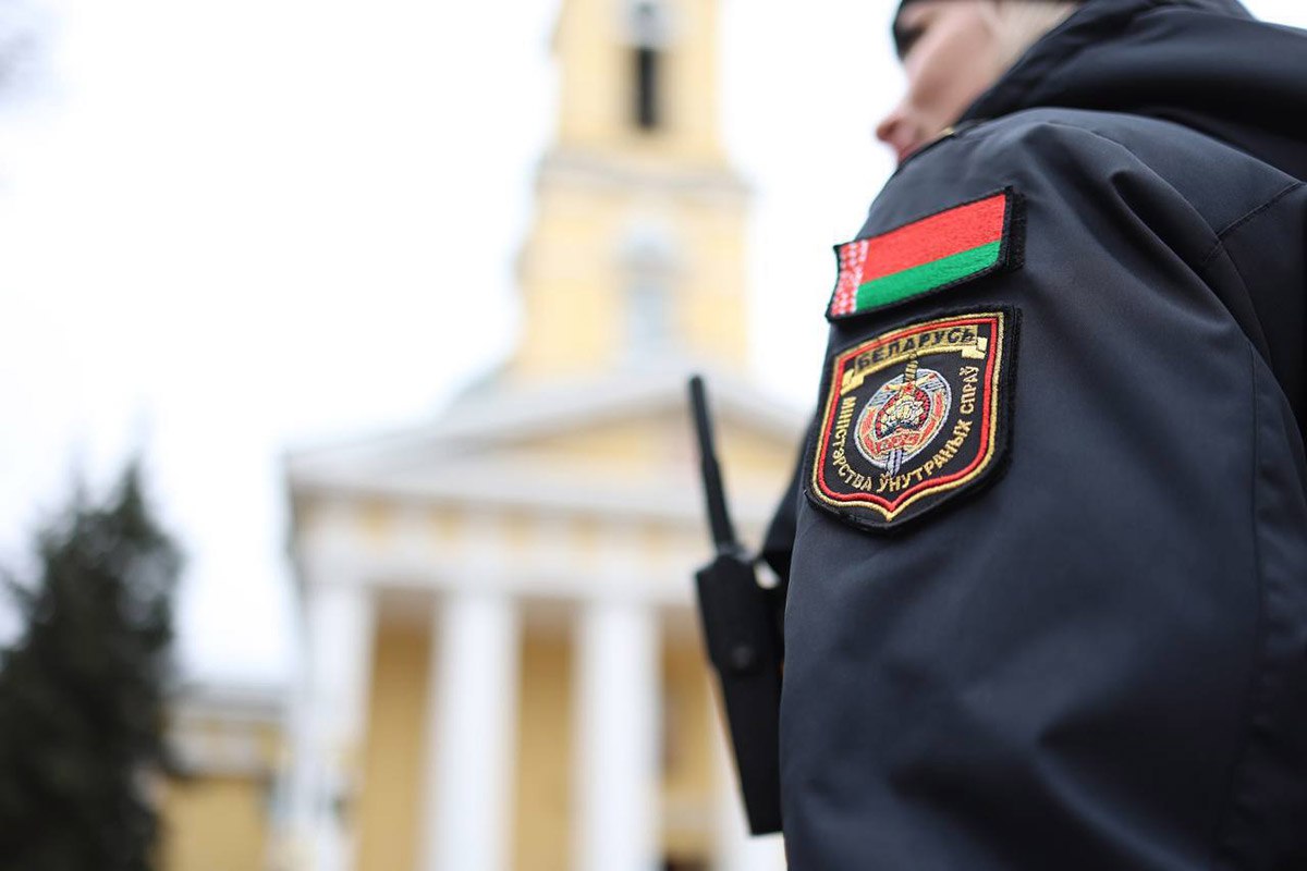 На Радоницу ГАИ и милиция работают в усиленном режиме  Наряды ДПС контролируют соблюдение ПДД, регулируют транспортные и пешеходные потоки в местах захоронений и прилегающих к ним территориях. При подъезде к таким местам внимательно следите за дорожными знаками.  Для обеспечения безопасности количество милицейских нарядов в местах проведения поминальных мероприятий увеличена, а при несении службы правоохранители будут пользоваться ручными металлодетекторами. В милиции также напоминают о запрете на распитие алкоголя в общественных местах.  Будьте внимательны и с уважением относитесь к окружающим. Во избежание заторов на дорогах рекомендуется воспользоваться услугами общественного транспорта.