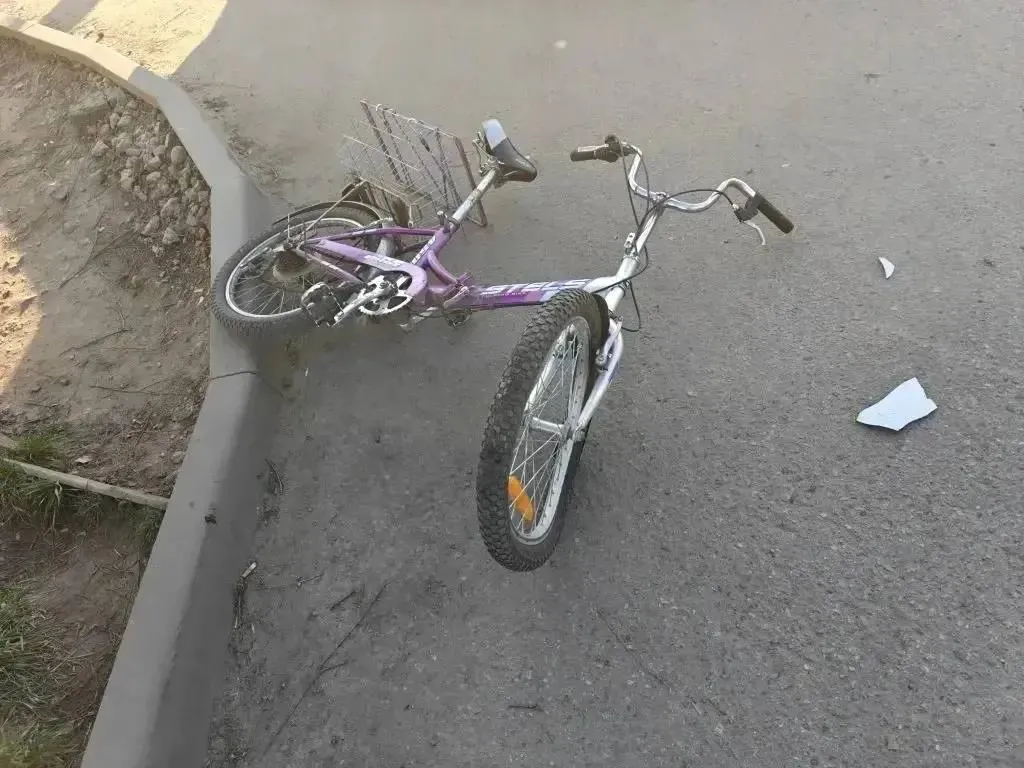 В Орле в ДТП травмирован подросток велосипедист Вчера вечером на Карачевском шоссе произошла авария с участием легковушки и велосипеда Ее подробности сообщили в орловской ГАИ По предварительным данным в 18 10 водитель на Ладе Калине выезжал с прилегающей территории и в районе дома 41 по Карачевскому шоссе допустил наезд на велосипедиста Велосипедом управлял 14 летний подросток пострадавшего госпитализировали Фото Орловской Госавтоинспекции