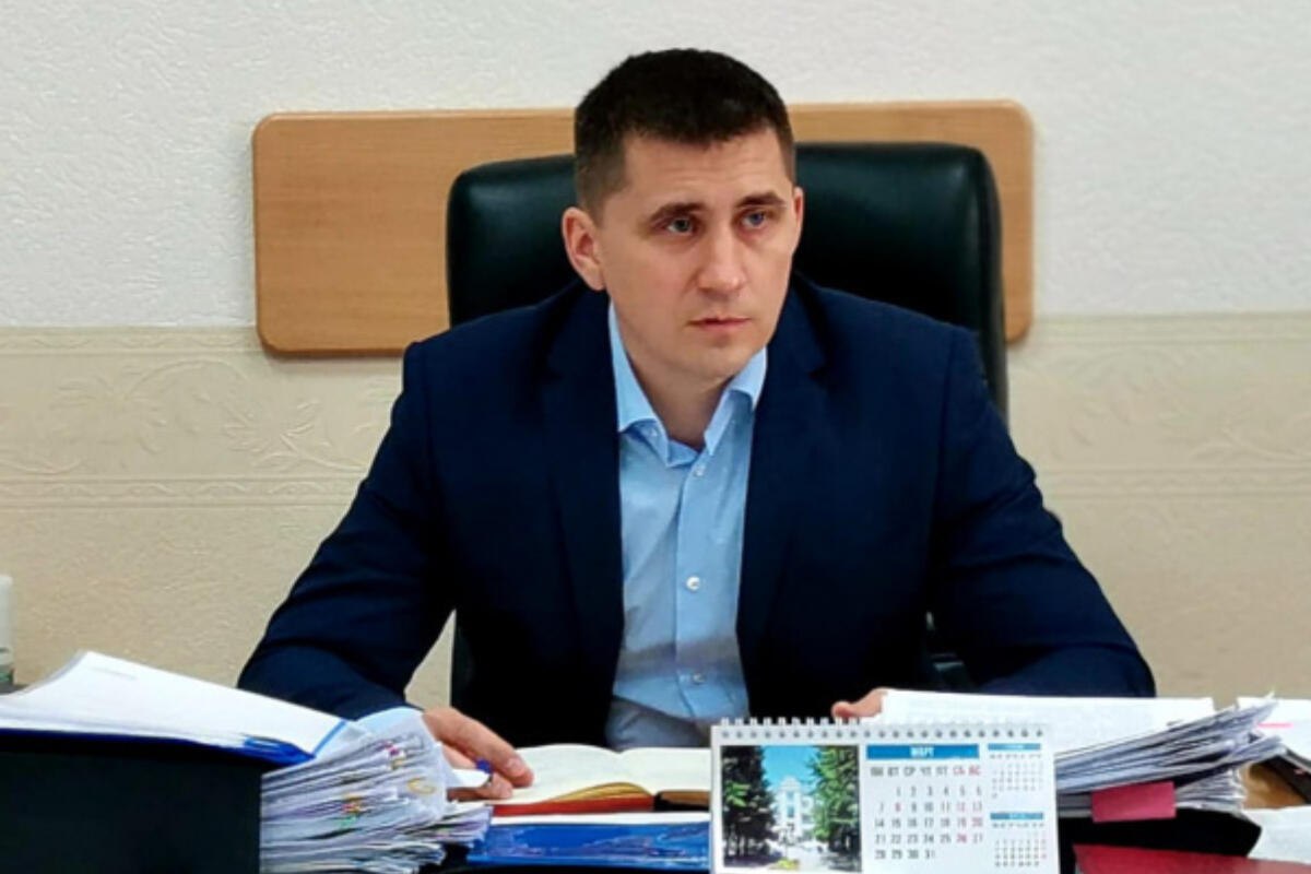 В мэрии Биробиджана обсудили подготовку к отопительному сезону  В мэрии Биробиджана обсудили подготовку к предстоящему отопительному сезону. В обсуждении приняли участие представители надзорных органов, ресурсоснабжающих компаний и управляющих организаций.  Главное внимание уделили текущему состоянию ремонтных работ на объектах теплоснабжения. В числе приоритетных задач — испытания тепловых сетей и ремонт котельного оборудования. Обсуждалась готовность котельных и тепловых пунктов, а также подготовка жилого фонда, включая промывку и опрессовку систем отопления в многоквартирных домах.  Особенно выделили управляющие компании, которые отстают от графика подготовки. Им поручено активизировать работу для своевременного завершения мероприятий.  «Врио губернатора ЕАО Мария Костюк поставила задачу своевременной подготовки для обеспечения бесперебойного и качественного теплоснабжения в домах», — отметил мэр Биробиджана Максим Семёнов.   Он также добавил, что прошлый  отопительный сезон прошел без существенных сбоев. Теперь задача региона — провести все необходимые работы, чтобы следующий отопительный период прошел штатно.  #ЕАО