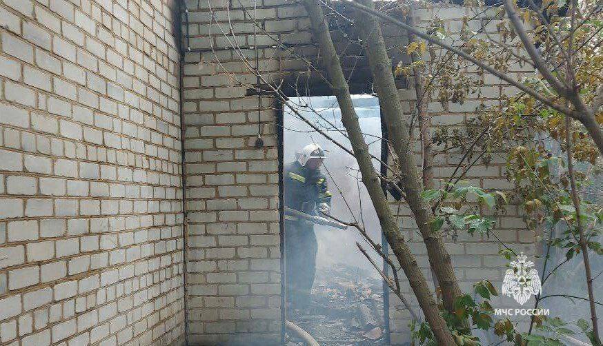 Вчера в селе Прелестное Прохоровского района произошёл пожар в жилом доме на двух собственников. «Одна часть домовладения повреждена огнём на площади 48 квадратных метров. Во второй половине огонь повредил потолочное перекрытие на площади 6 квадратных метров. Предварительно, причиной происшествия стал поджог. Для ликвидации возгорания привлекались 3 человека и 1 единица техники», — МЧС Проголосовать за канал: голос! ЧП Белгородская область - подписаться Написать нам Чат - перейти