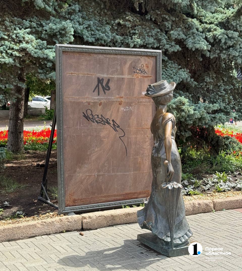 Кокетка осталась без зеркала На челябинской Кировке скульптура «Модница» лишилась зеркала, сообщили нам читатели. Мы выяснили в мэрии, что на этой неделе оно, вероятно, пострадало от рук вандалов — сразу несколько частей зеркала оказались у ног прекрасной дамы. «Уже заказали новое зеркало, на днях оно будет установлено. Заявление в полицию написано», — уточнили в администрации города. / Прислать новость