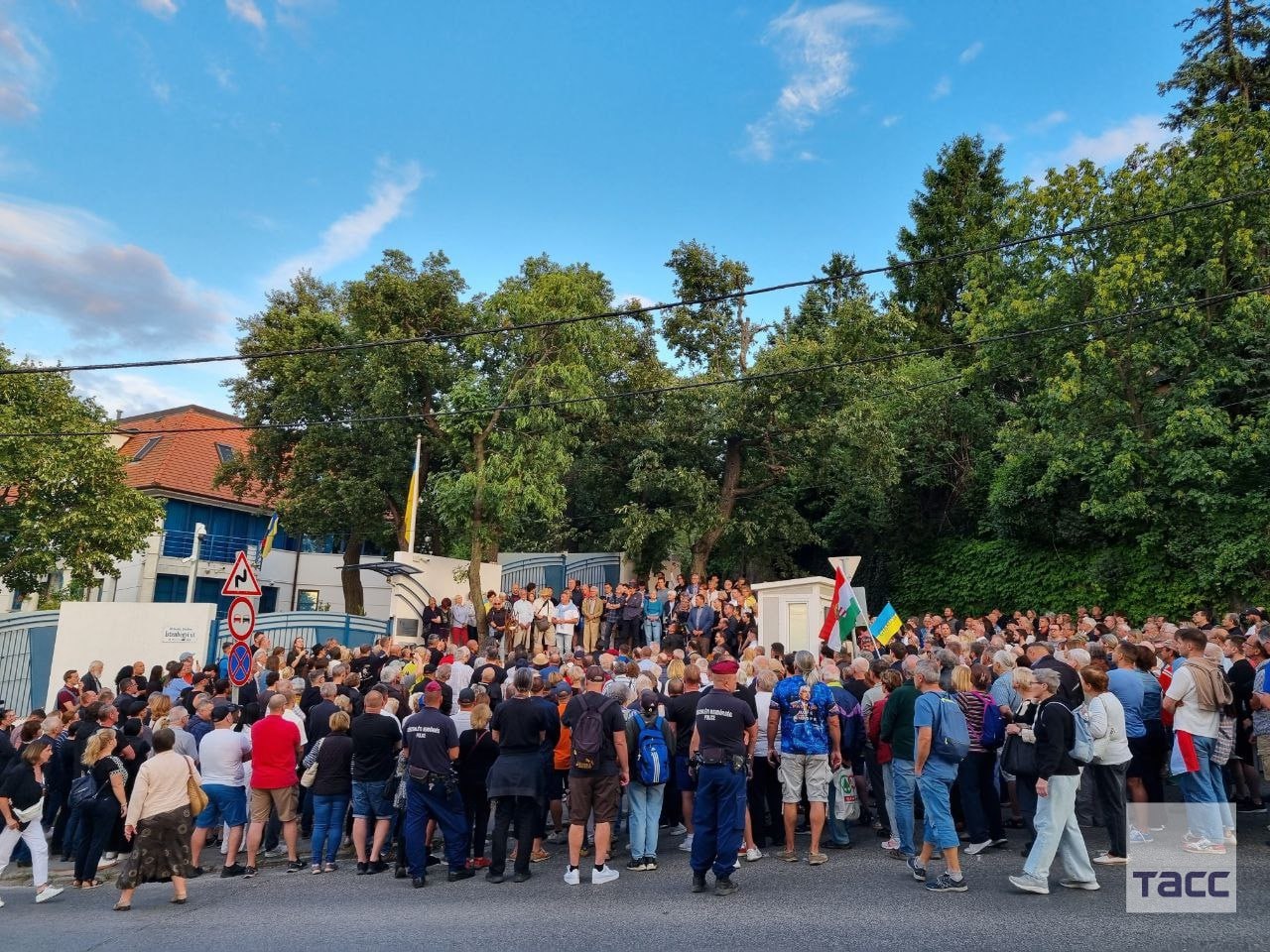 В Будапеште прошел митинг протеста в связи с убийством венгра в Закарпатье, передает корреспондент ТАСС. Его участники повесили на ворота дипломатической миссии украинский флаг с надписью "Убийцы". #Россия #Z #Зеленский #украина #победаzaнами #BarguZin24 БаргуZин Vk YouTube TikTok X