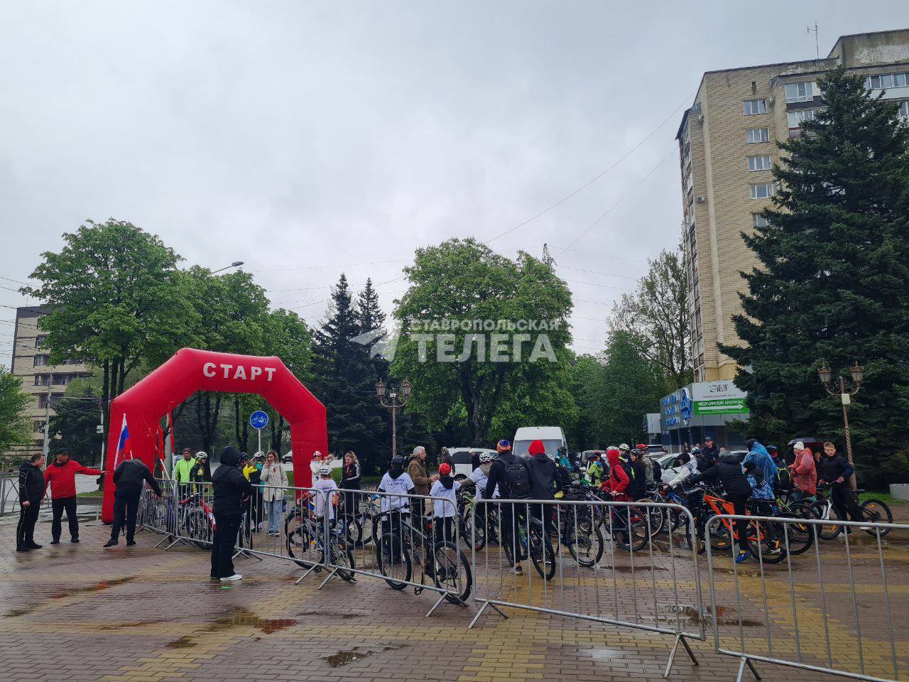 Велопробег, посвященный 80-летию Победы, стартовал в Ставрополе. Участники проедут по улицам Ленина, Лермонтова и Доваторцев. Финиш - парк Победы. В велопробеге принимает участие губернатор Владимир Владимиров.