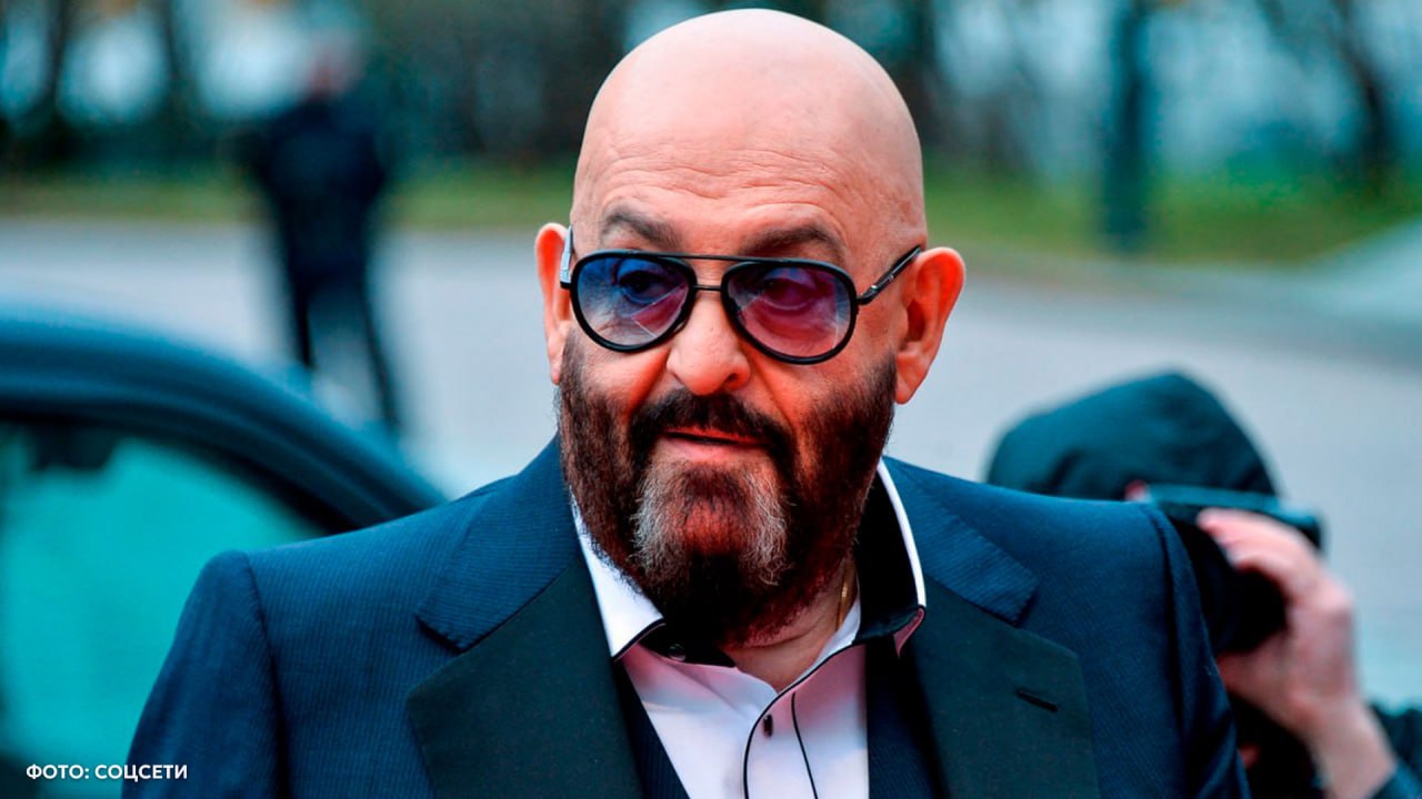 Михаил Шуфутинский получил гражданство России Ранее он жил в стране по ВНЖ с американским паспортом Как выяснил SHOT Михаил Захарович всё таки решил обзавестись российским паспортом после начала СВО когда решил остаться в Москве насовсем и не возвращаться в надоевшую Америку Раньше шансонье долгое время не получал российский паспорт объясняя это тем что в США не приветствовали двойное гражданство В РФ он находился по постоянному виду на жительство Но в 2022 году у Шуфутинского истёк паспорт США и 24 августа он сделал российский Исполнитель хита про 3 сентября уехал с семьёй в США в 1981 году Спустя 9 лет Шуфутинский вернулся на родину но продолжал часто ездить назад в Америку где осталась его жена Маргарита После смерти супруги он купил коттедж в Филадельфии SHOT в MAX max ru shot