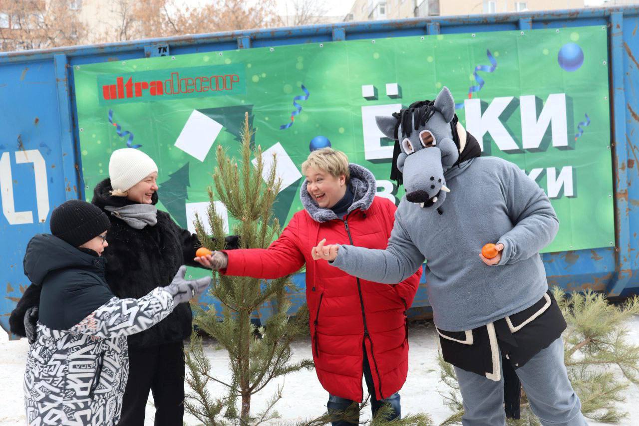 В Уфе стартовала акция «Ёлки в щепки»  Вместо того, чтобы выбросить деревья на мусорку, уфимцы обменивают их на мандарины, а главное, приносят пользу окружающей среде.   Адреса пунктов приема — в этом посте.   В дальнейшем ёлки, сосны и пихты отправятся на переработку.   А вы уже убрали елочку? Ставьте  , если да.   Фото: Советский район Уфы.