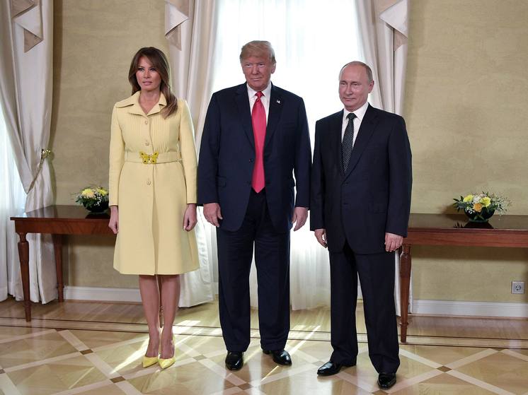 Президент США Дональд Трамп поделился, что его супруга Меланья симпатизирует президенту России Владимиру Путину. Он также упомянул, что возможные рестрикции против России в связи с ситуацией на Украине могут включать санкции, пошлины и другие меры. • Трамп заявил: "Мы знаем Путина, и он ей нравится". • На вопрос о возможных исходах украинского конфликта Трамп ответил: "Пока не ясно, поживем — увидим".