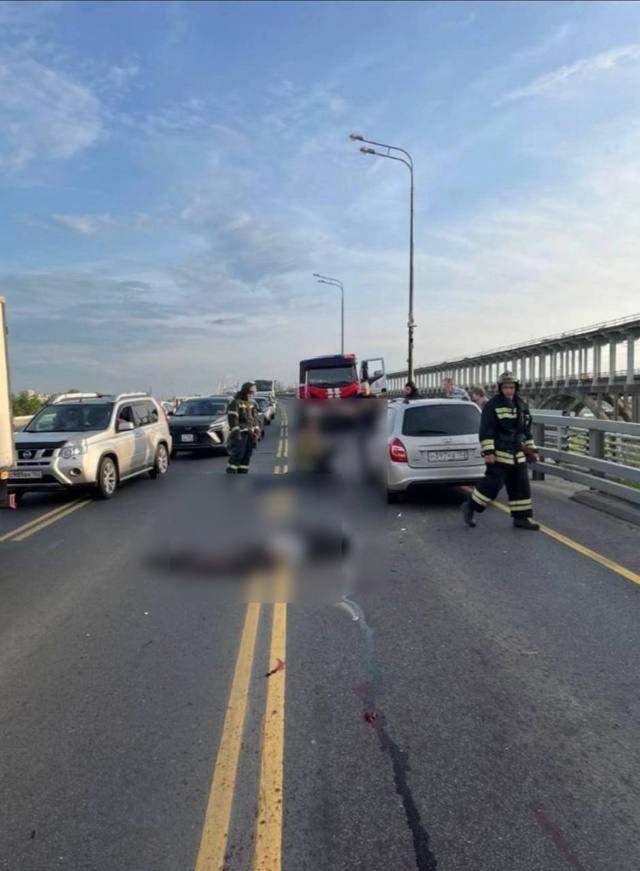 В ГАИ рассказали подробности смертельного ДТП на Борском мосту. Около семи вечера автомобиль ехал по крайней правой полосе в сторону Бора и при попытке перестроиться в средний ряд столкнулся с мотоциклом, двигавшимся параллельно. От удара байк отбросило на встречную полосу — прямо под колеса «ВАЗа». Затем отечественный автомобиль также вынесло на встречку, где он попал под «Porsche». Водитель мотоцикла скончался на месте, а его пассажирку увезли в больницу с тяжелыми травмами. Предполагаемый виновник аварии скрылся, но был задержан. Сообщается, что он сжёг свой автомобиль недалеко от места ДТП, пытаясь скрыть следы. Возбуждено уголовное дело. Подписаться Прислать новость