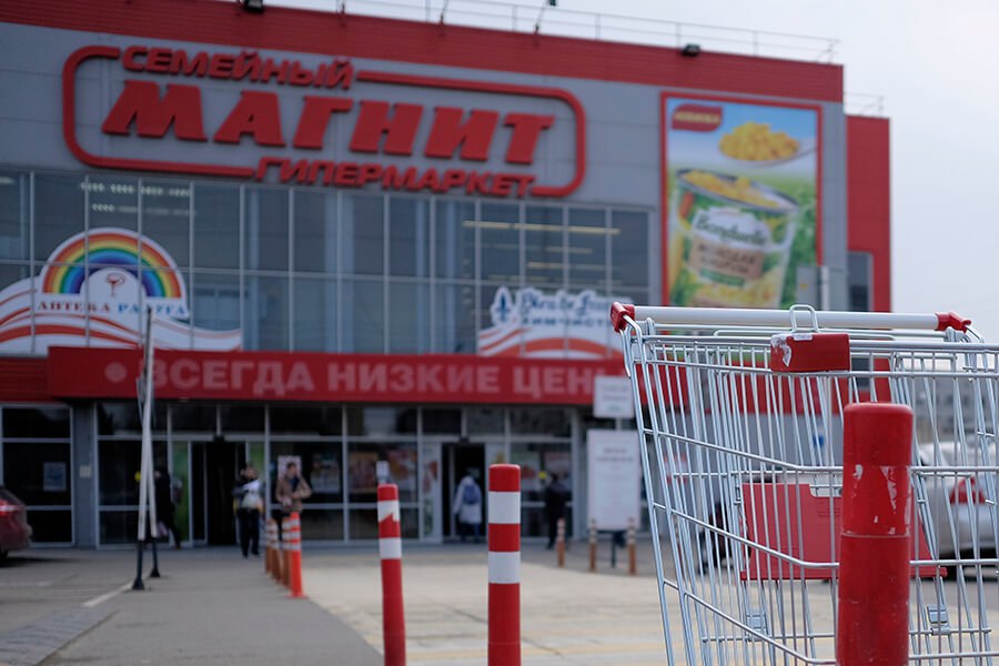 Продовольственная война: X5 и «Магнит» требуют запретить маркетплейсам возврат товаров. Суть конфликта — офлайн-сети X5, «Магнит» требуют распространить на маркетплейсы запрет возврата непроданных продуктов и ограничить бонусы поставщикам — как это уже работает в традиционной рознице; Двойные стандарты — маркетплейсы торгуют едой по агентским схемам без выкупа товара , экономя до 30% затрат vs классические сети, которые обязаны выкупать весь объем; Давление на поставщиков — платформы диктуют скидки, автоматически снижают цены и «прячут» товары без промо — всё это снижает маржу производителей. Разрыв в издержках достигает 40%: маркетплейсы тратят на логистику и хранение в 3 раза меньше, чем сети, но перекладывают риски на поставщиков данные АКОРТ и INFOLine Пока офлайн-ретейл несет все риски, маркетплейсы наращивают долю рынка уже 15% продаж продуктов . Вопрос в том, кто выиграет — потребители дешевые цены онлайн или поставщики справедливые условия сбыта ?