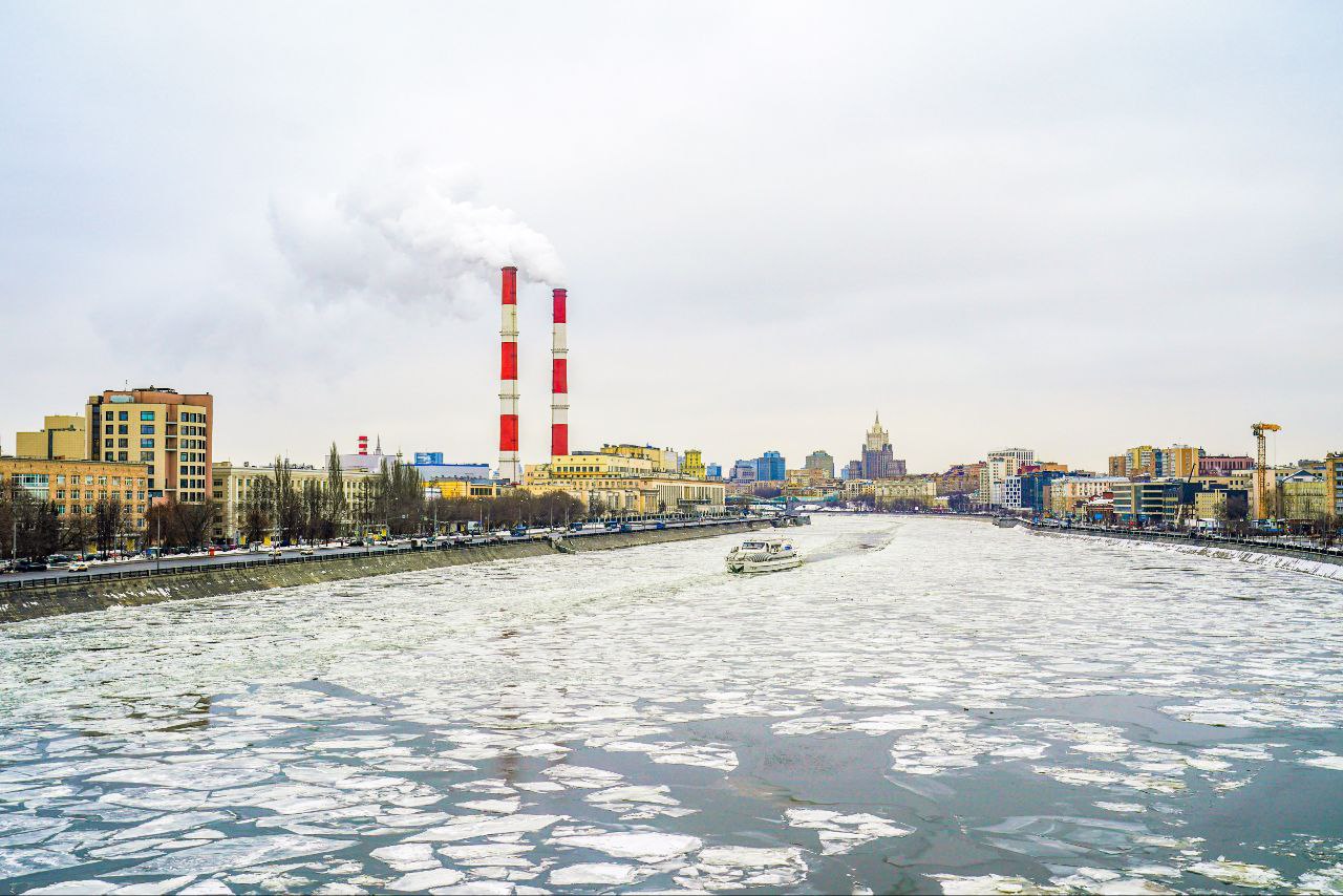 Повышаем температуру в системе отопления из за резкого похолодания Согласно прогнозу синоптиков в ближайшие дни ожидается резкое похолодание в связи с этим заранее приступили к изменению параметров работы системы теплоснабжения В настоящее время плавно повышаем температуру теплоносителя сообщил заместитель Мэра Москвы Петр Бирюков Технологические режимы системы централизованного теплоснабжения выбирают в соответствии с температурой наружного воздуха Задания на изменение выдаются заблаговременно на основании краткосрочного прогноза погоды Быстрое повышение и понижение температуры теплоносителя невозможно из за естественной инерционности системы теплоснабжения Регулирование отпуска тепла обеспечивается двумя основными параметрами за счет понижения или повышения температуры теплоносителя и увеличения или сокращения его объема Корректировка производится под контролем диспетчерских служб ПАО МОЭК в автоматическом режиме на основании показателей погодных датчиков и систем диспетчеризации расположенных в том числе на тепловых пунктах Больше о событиях Москвы в каналах Мэра Москвы Сергея Собянина и Городское хозяйство Москвы в MAX