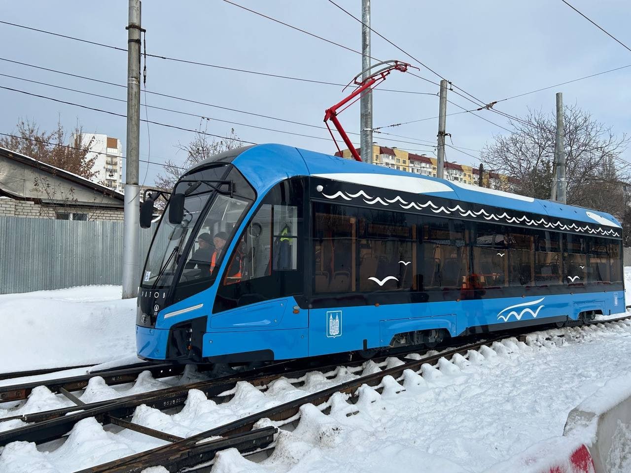 В Саратове успешно провели пробный пуск «Львенка» по маршруту скоростного трамвая № 9    ВЭБ осуществляет финансирование проекта «Скоростной трамвай». В будущем по трамвайным путям будут ходить односекционные «Львята» и двухсекционные «Богатыри».    Общий бюджет проекта — ₽ 17,3 млрд, из которых поддержка ВЭБа — ₽ 10,8 млрд.     Всего при нашей поддержке в 2024 г. в российских городах на маршруты вышли более 168 новых трамваев, детали тут.   Фото: sarinform.ru