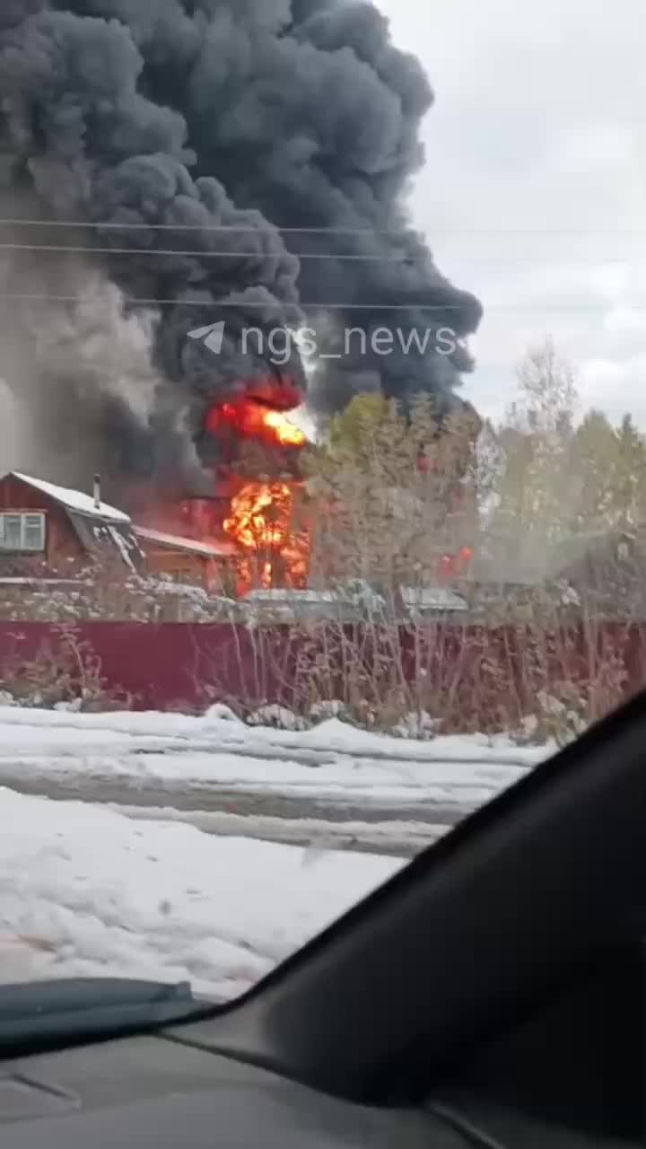 Пожар в производственном здании в Новосибирской области охватил 1000 кв м