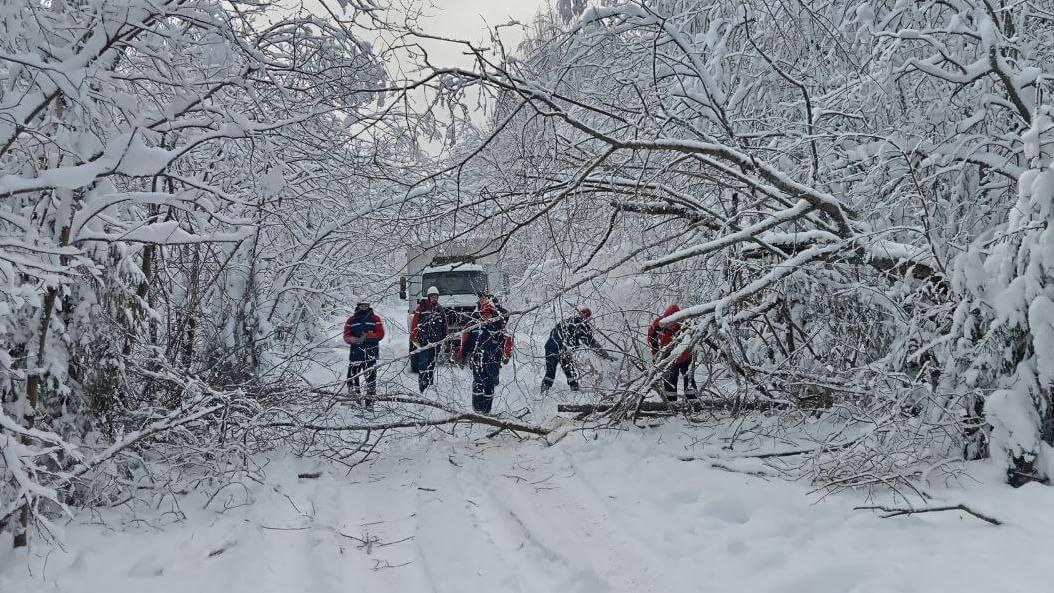 Сотрудники «Россетей» в Пермском крае перешли в режим повышенной готовности из-за ожидаемого ухудшения погоды. По прогнозам, регион в ближайшее время накроют дожди, мокрый снег и сильный ветер.  В компании rifey.ru сообщили, что под особый контроль взята работа энергообъектов. В зоне ответственности «Россети Урал» находятся 255 оперативных бригад и 280 единиц спецтехники. Для обеспечения электроснабжения в случае аварий подготовлены 146 резервных источников питания общей мощностью около 14 МВт.  Источник    ЧП Пермь    Прислать новость